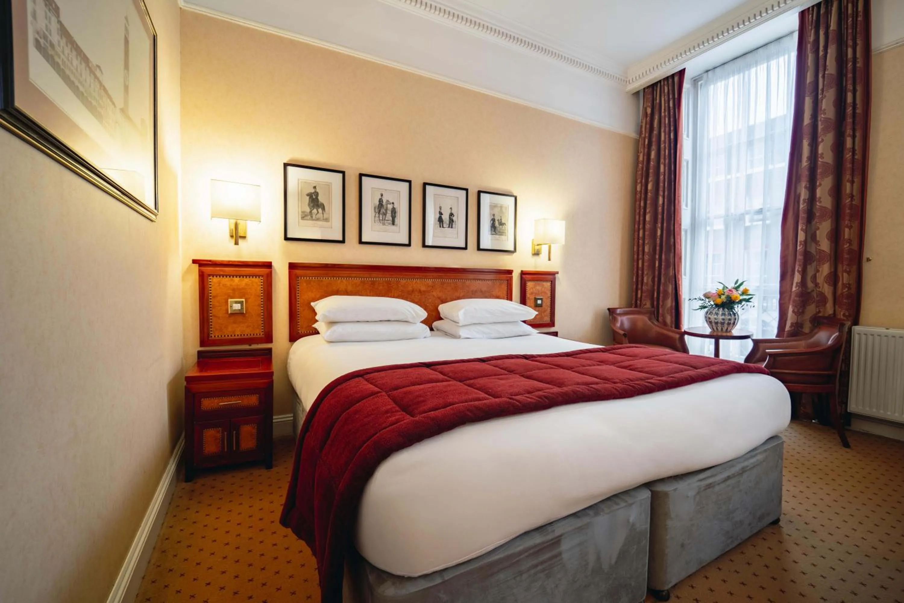 Seating area, Bed in Grange Clarendon Hotel