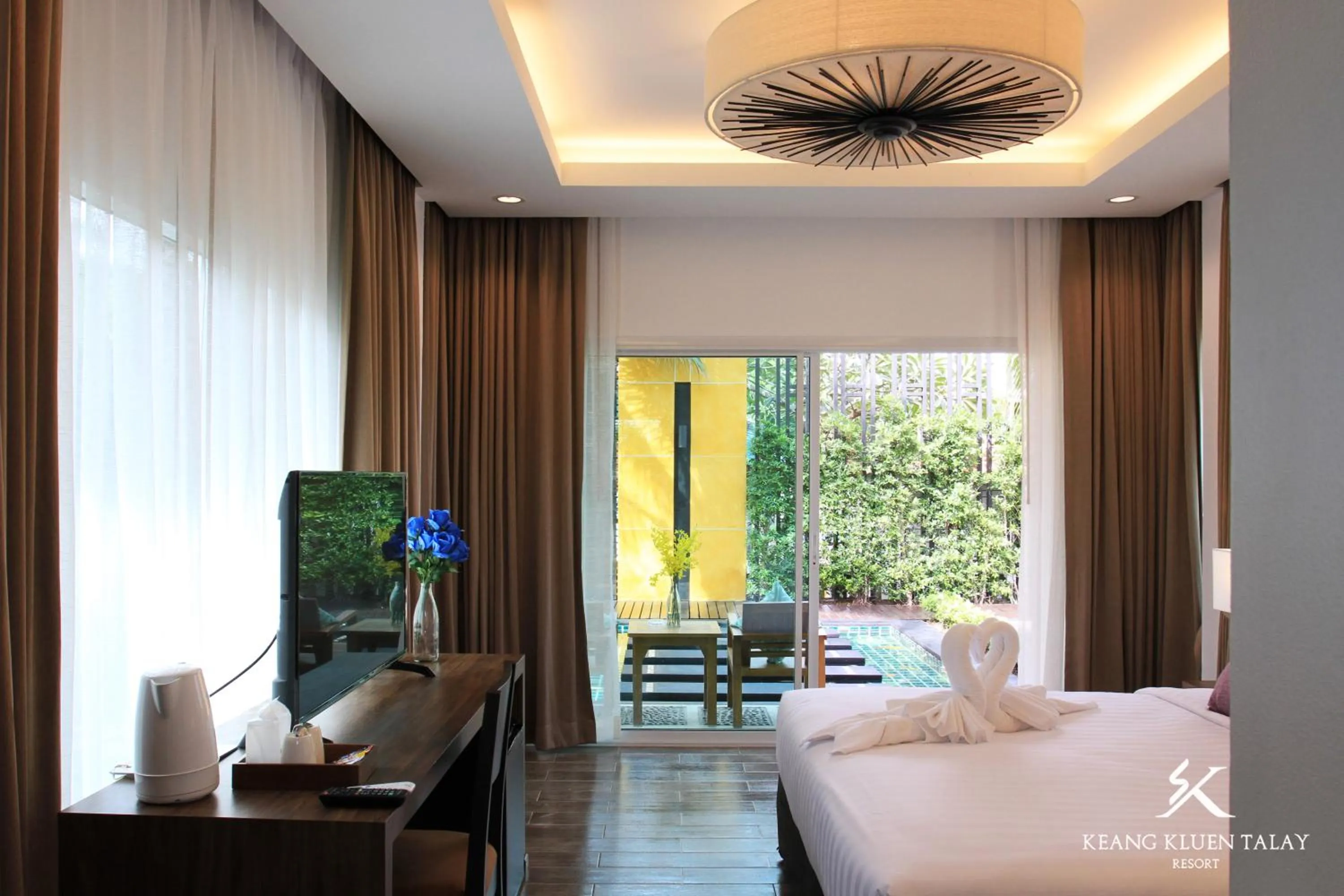 Bed in Keang Kluen Talay Resort