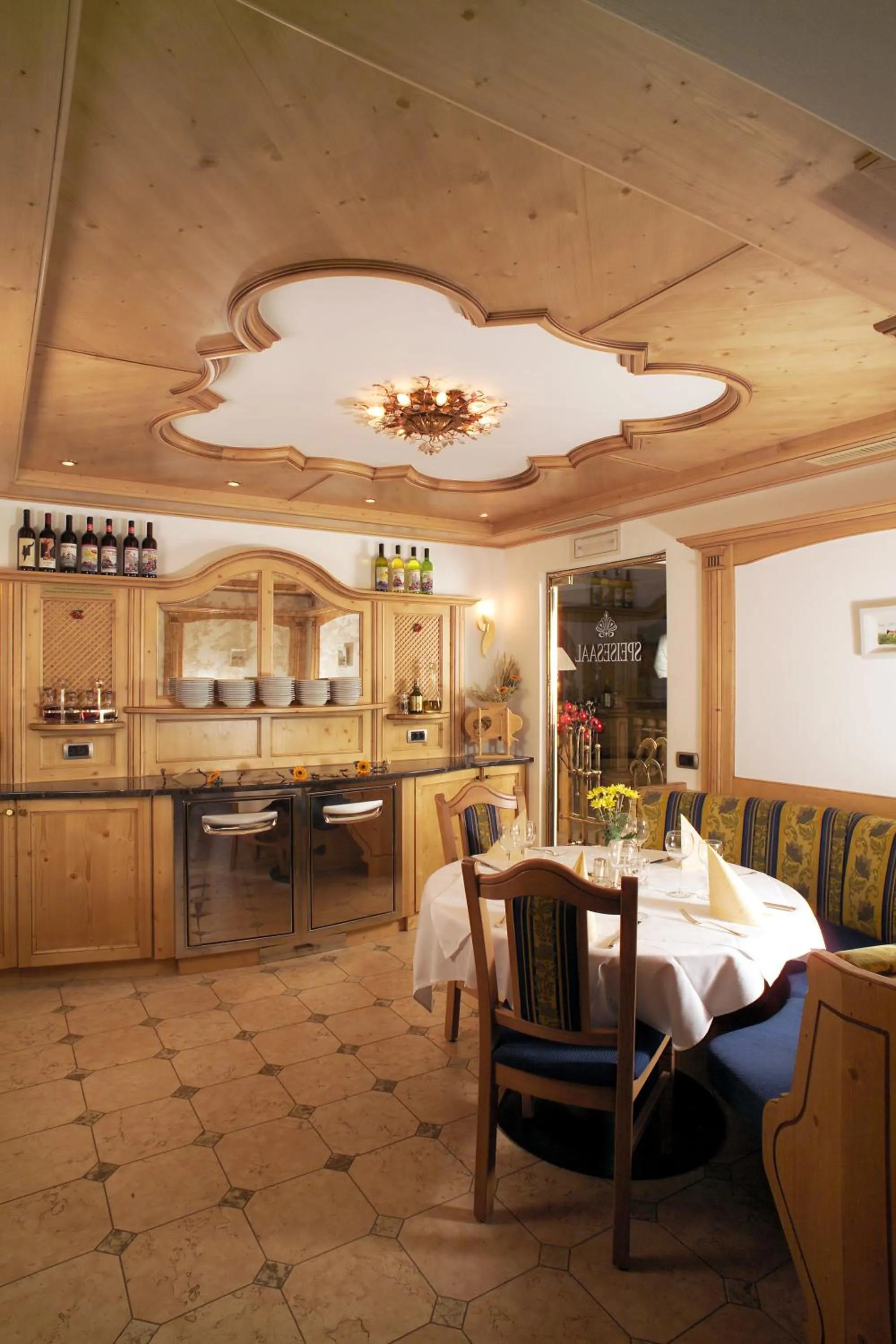 Restaurant/places to eat in Hotel Flora