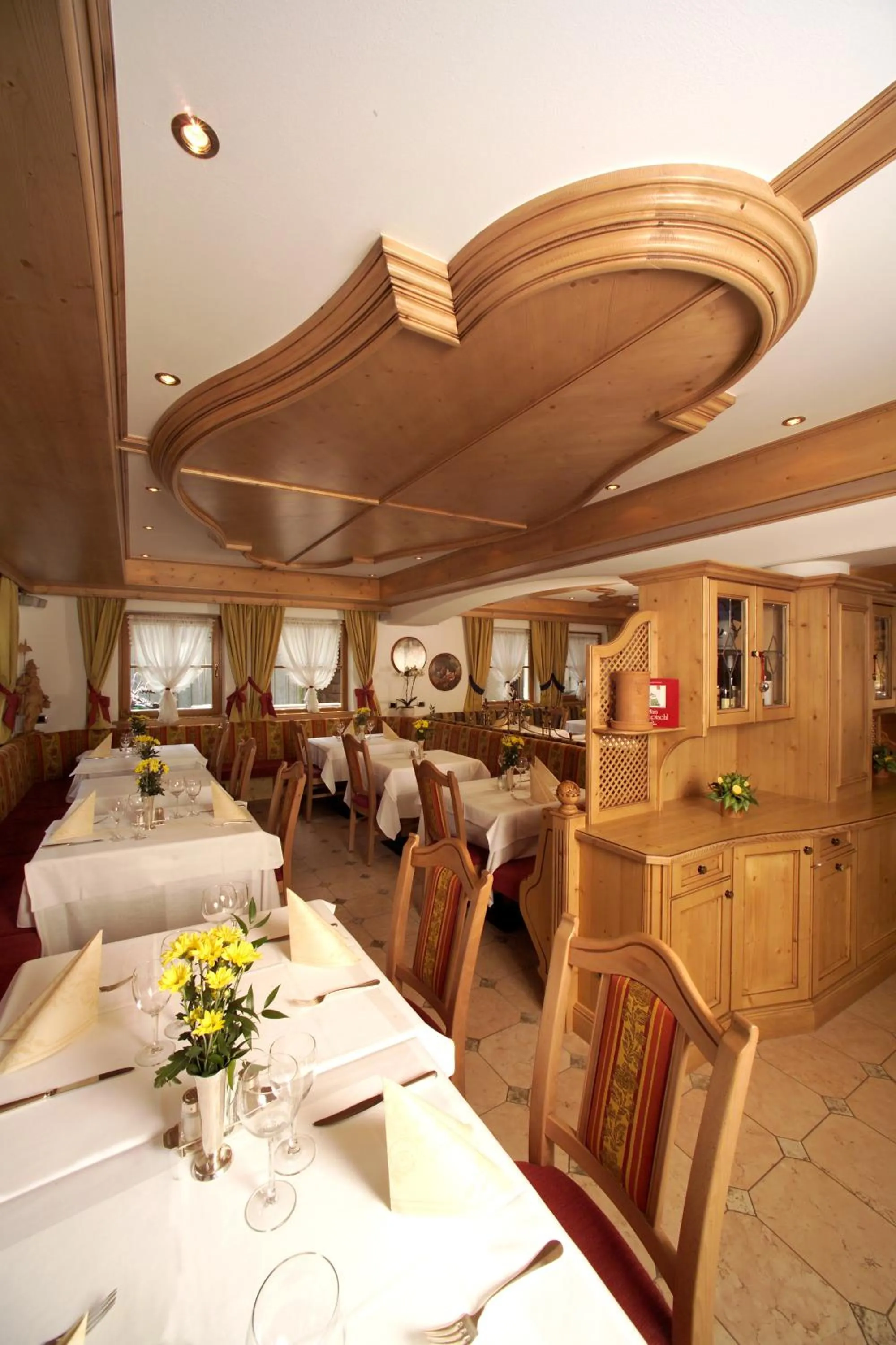 Restaurant/places to eat in Hotel Flora