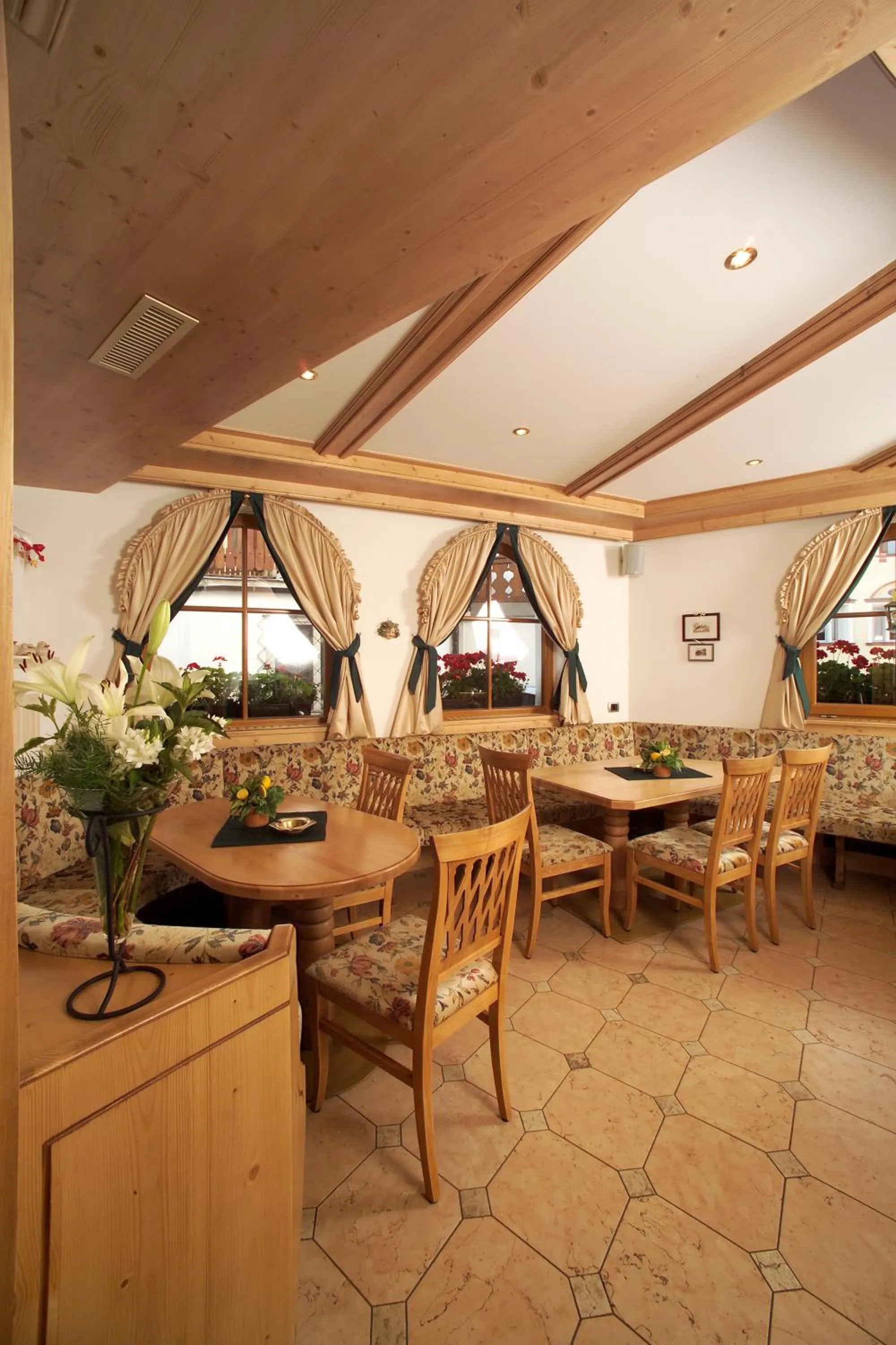 Restaurant/places to eat in Hotel Flora