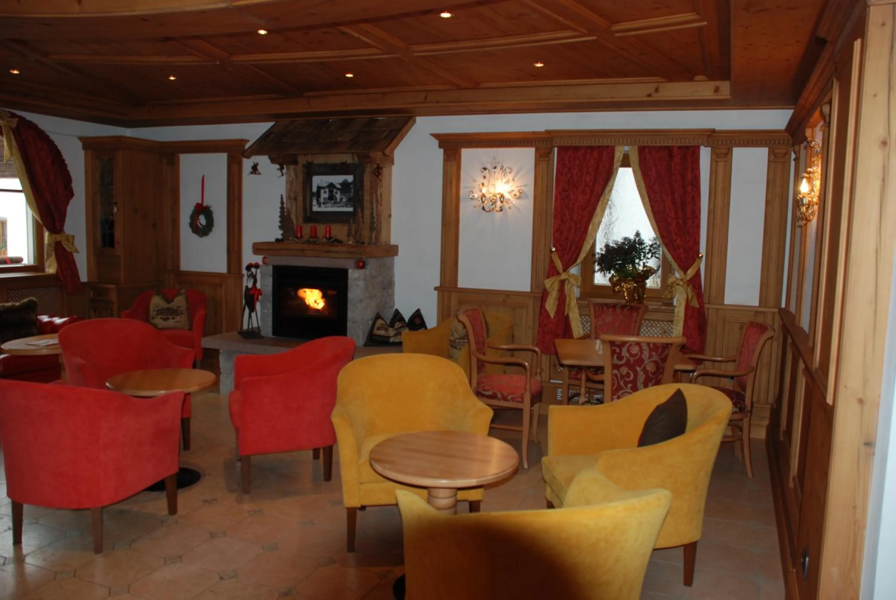 Communal lounge/ TV room in Hotel Flora