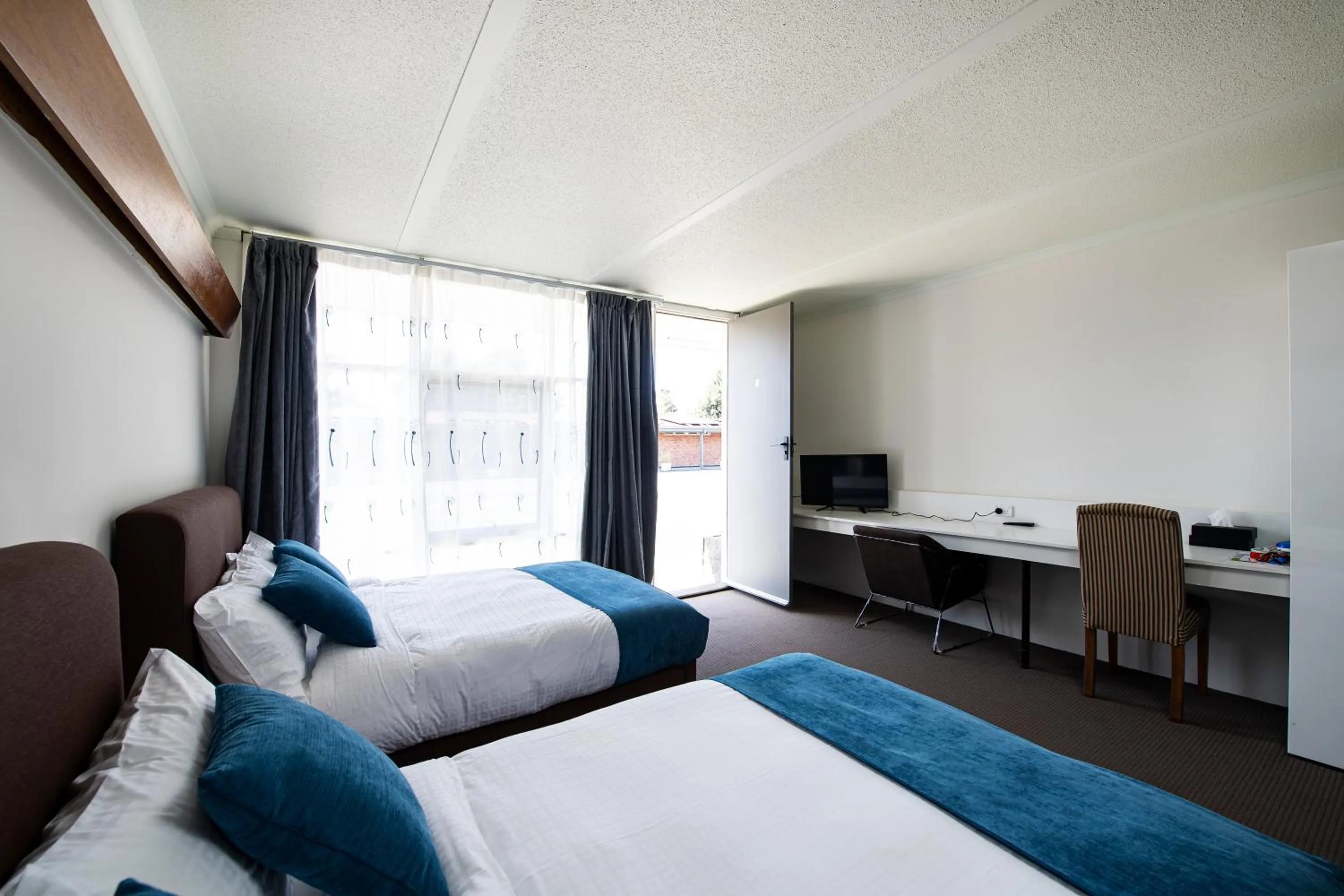 Communal lounge/ TV room, Bed in The Wurruk Motel