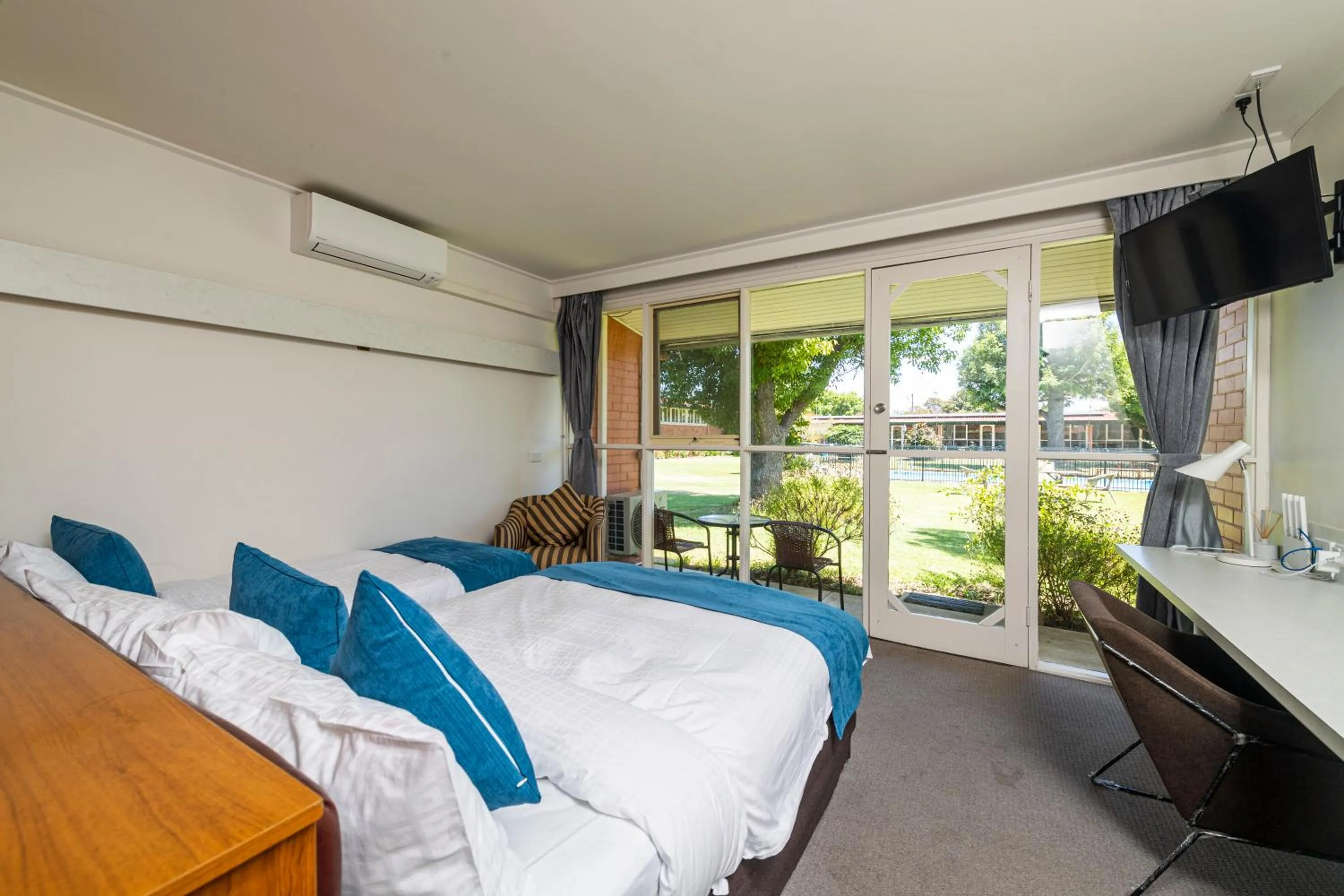 Property building, Bed in The Wurruk Motel