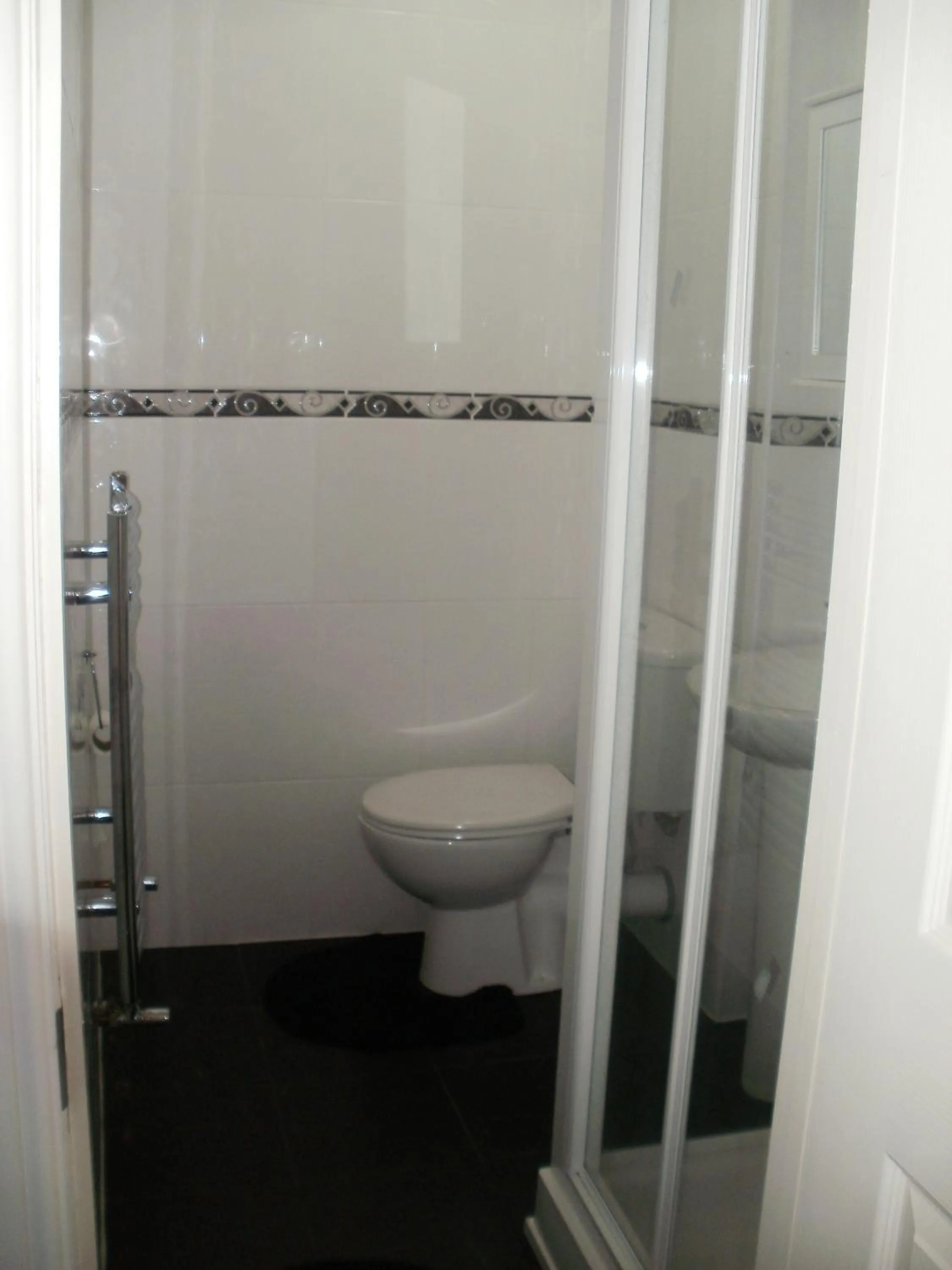 Bathroom in London Heathrow Guesthouse