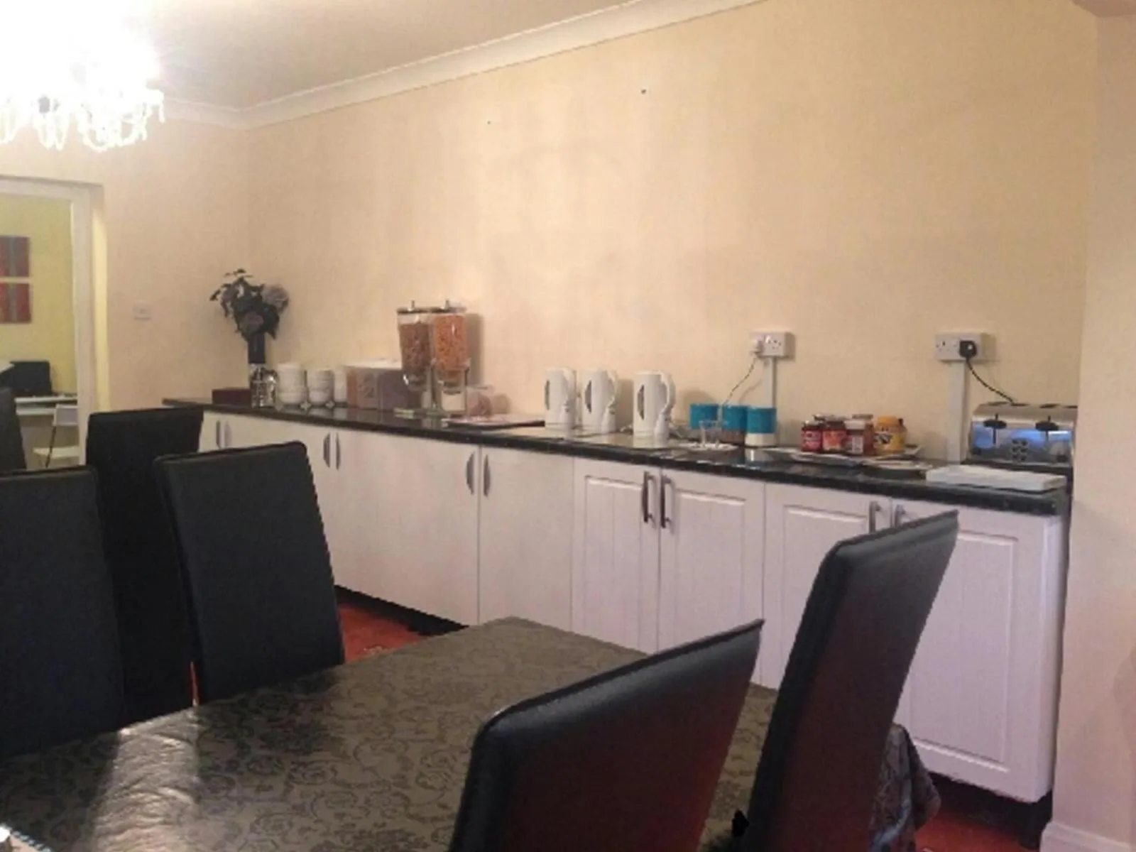 Restaurant/places to eat in London Heathrow Guesthouse