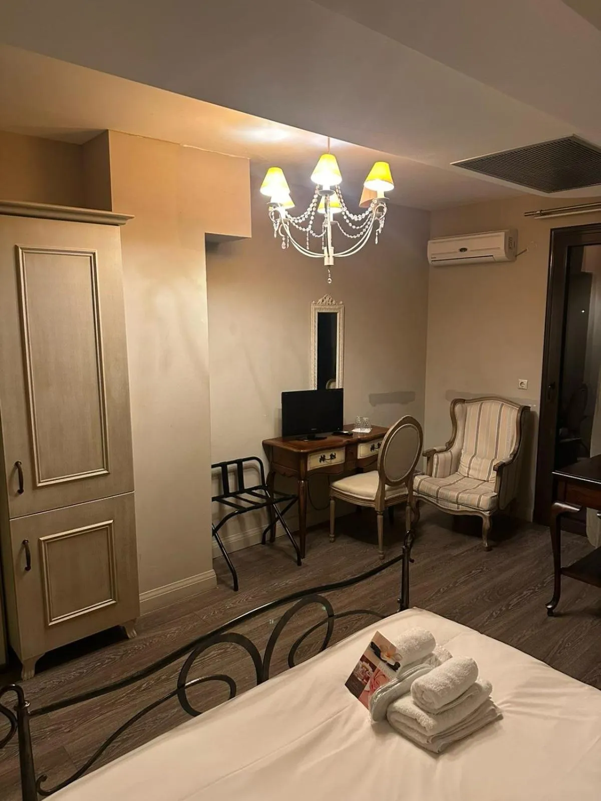 Photo of the whole room, Bed in Melies Boutique Hotel