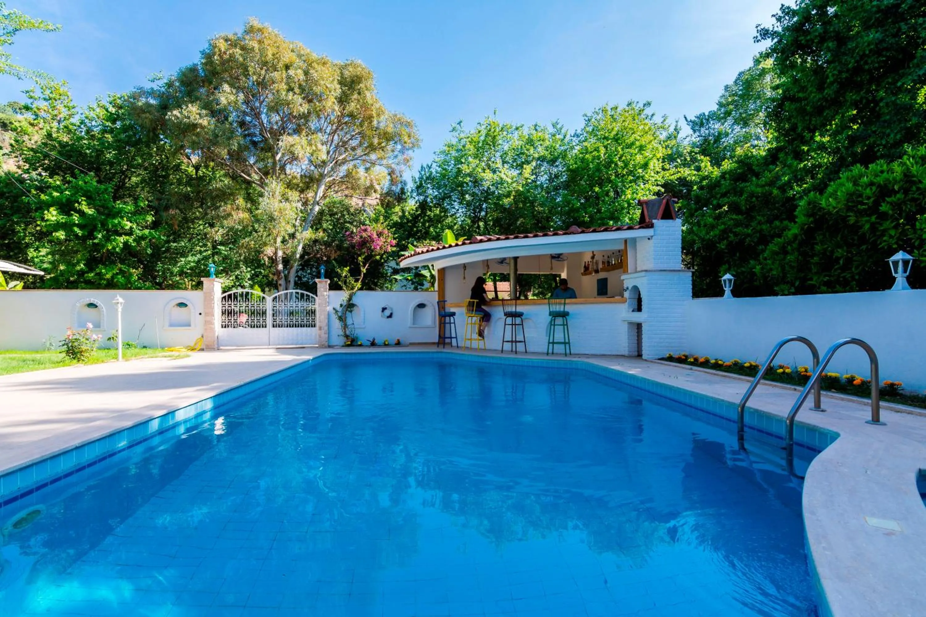Swimming pool in Calypso Cozy Suites