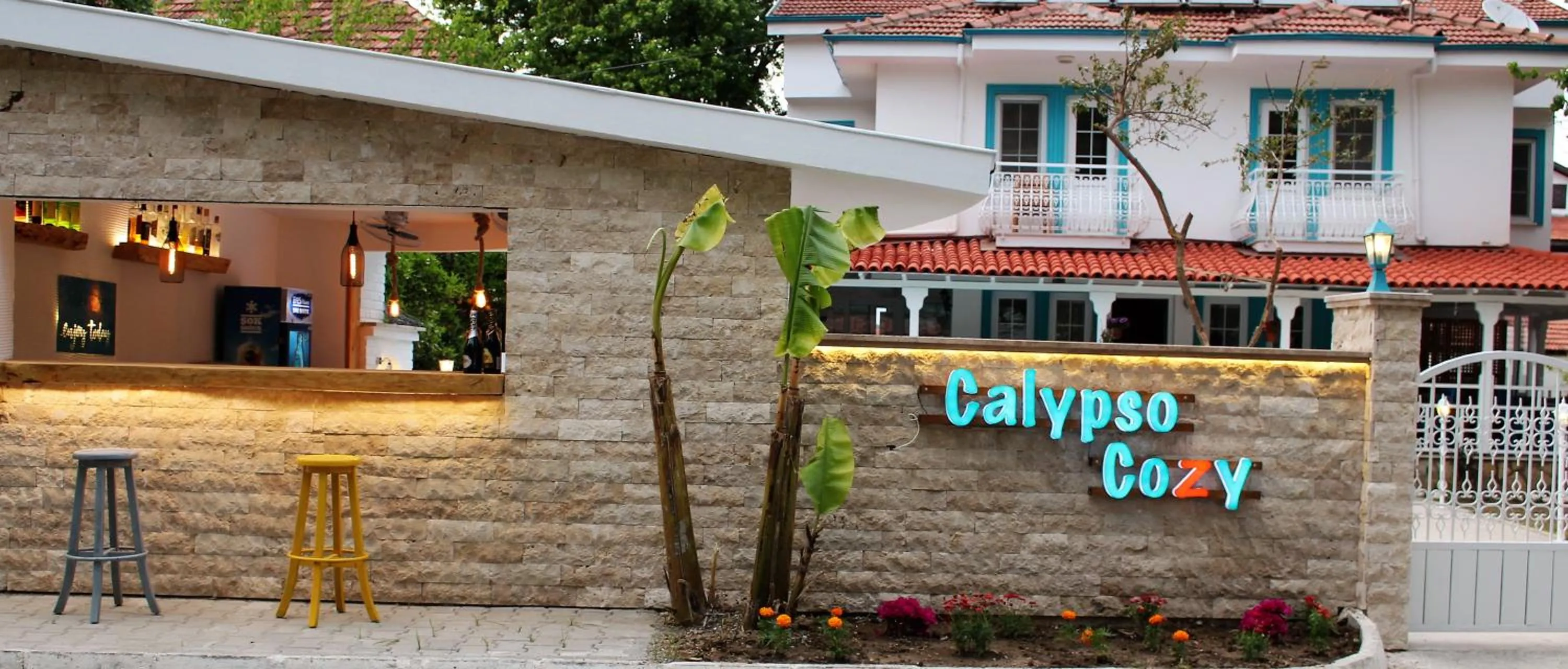 Facade/entrance in Calypso Cozy Suites