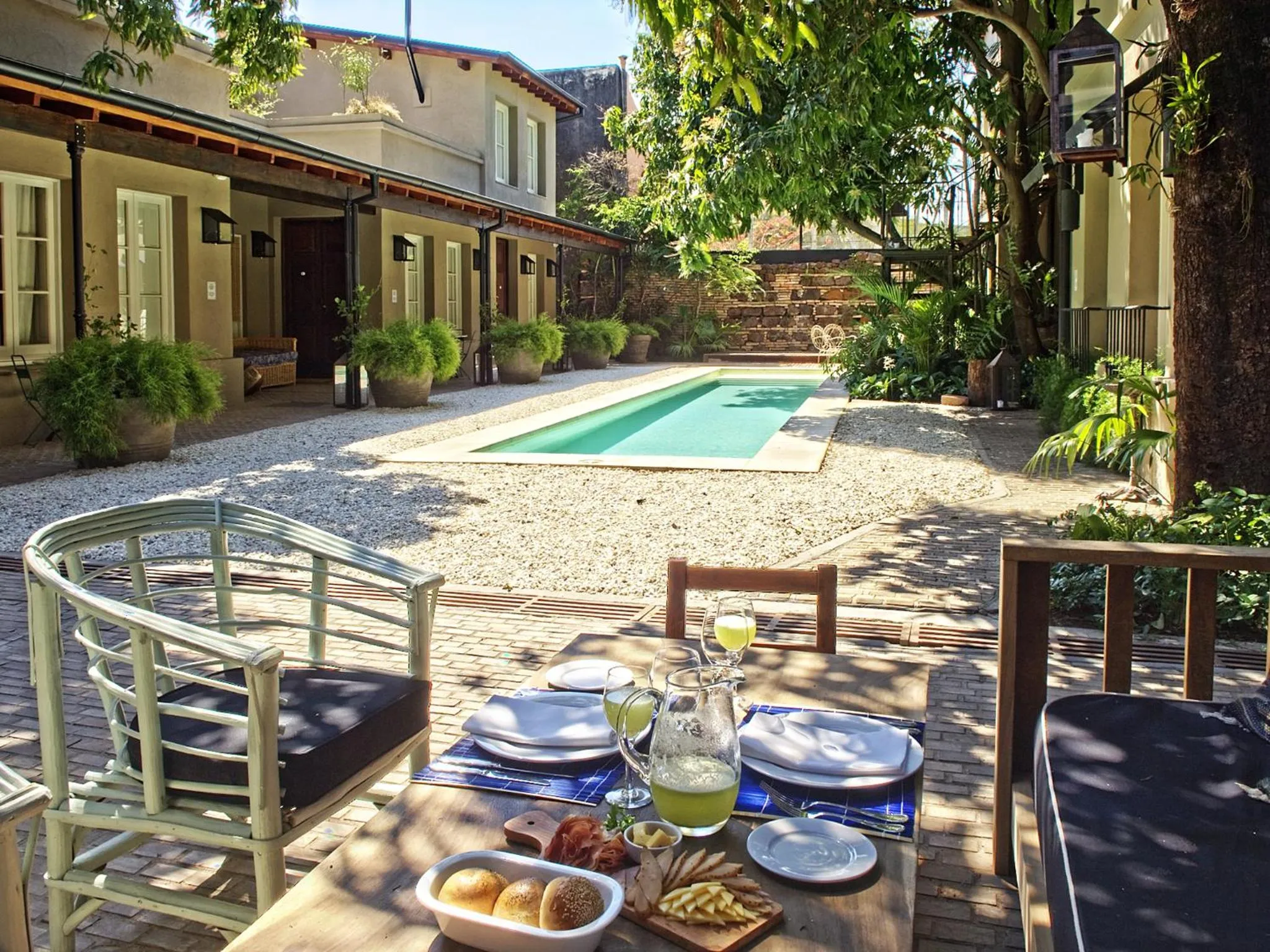 Property building in La Alondra, Casa de huéspedes