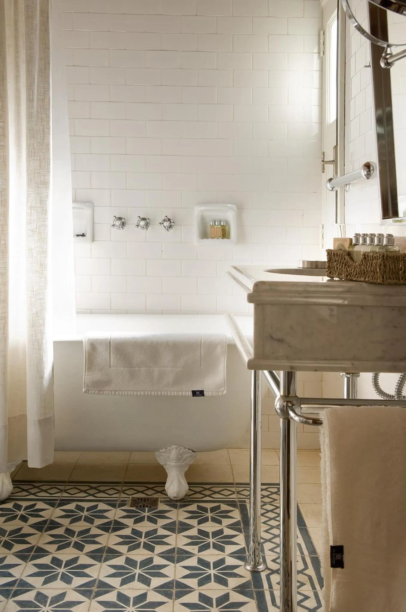 Bathroom, Bed in La Alondra, Casa de huéspedes