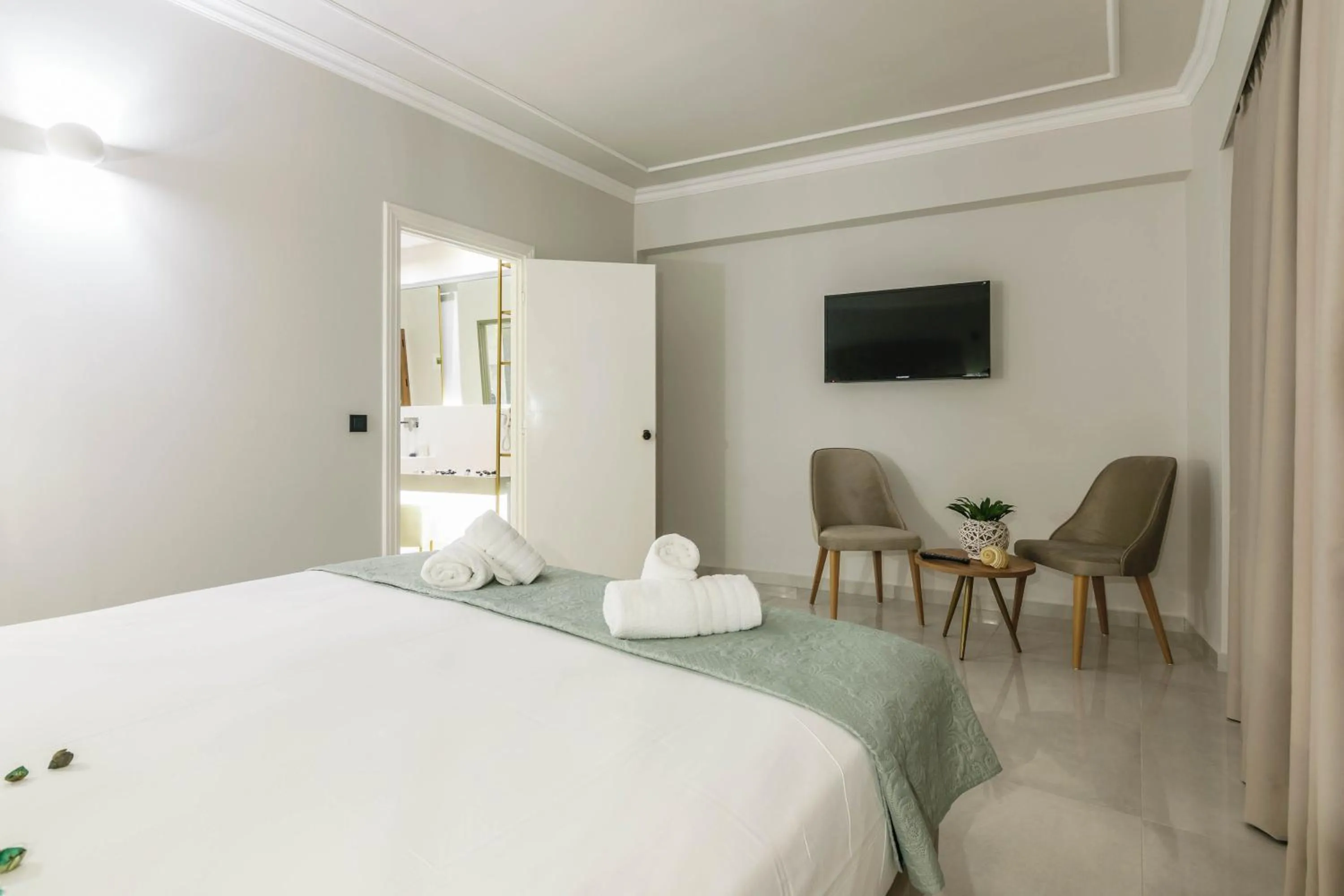 Photo of the whole room, Bed in Plaza Pallas