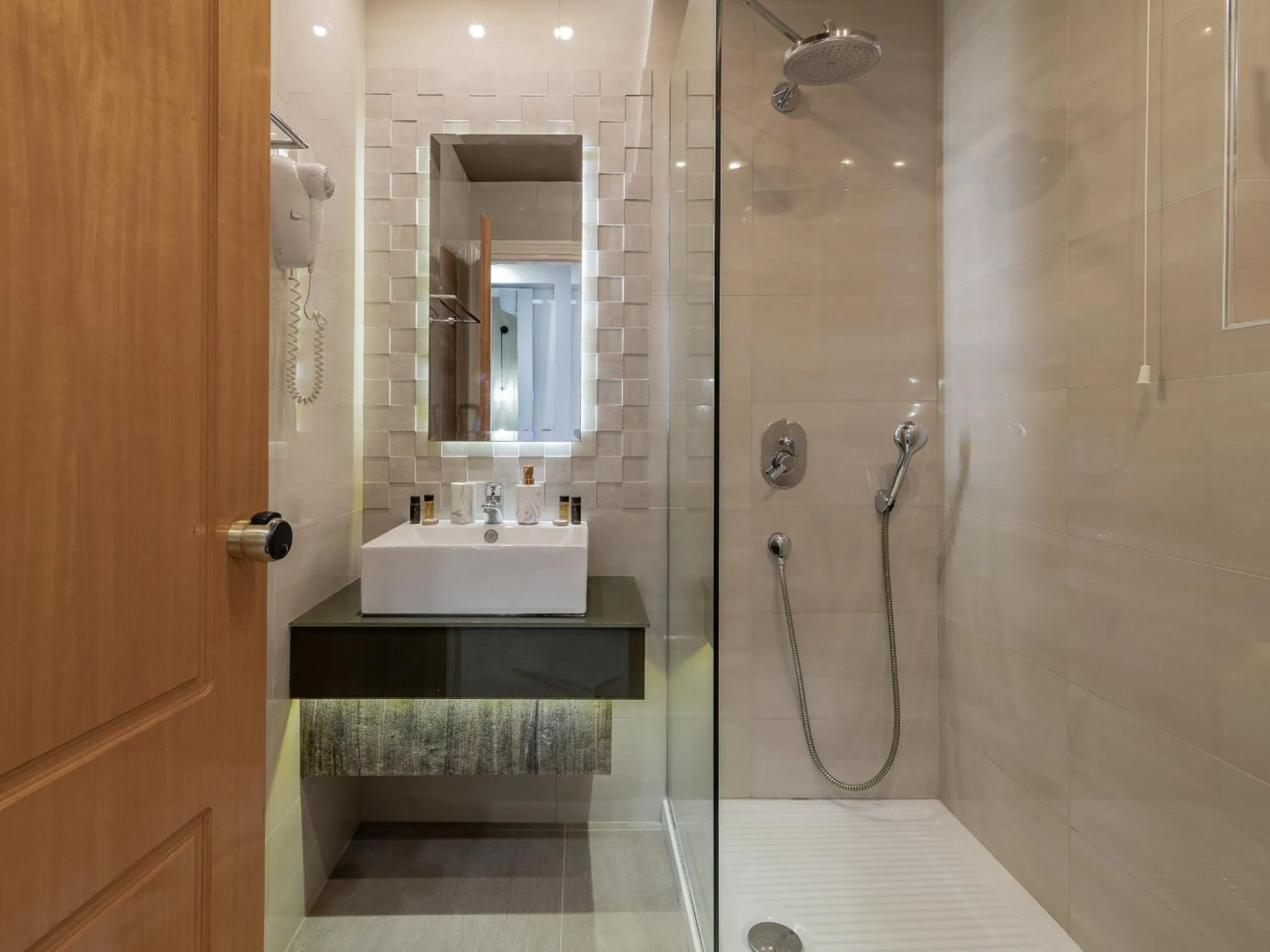 Shower in Plaza Pallas