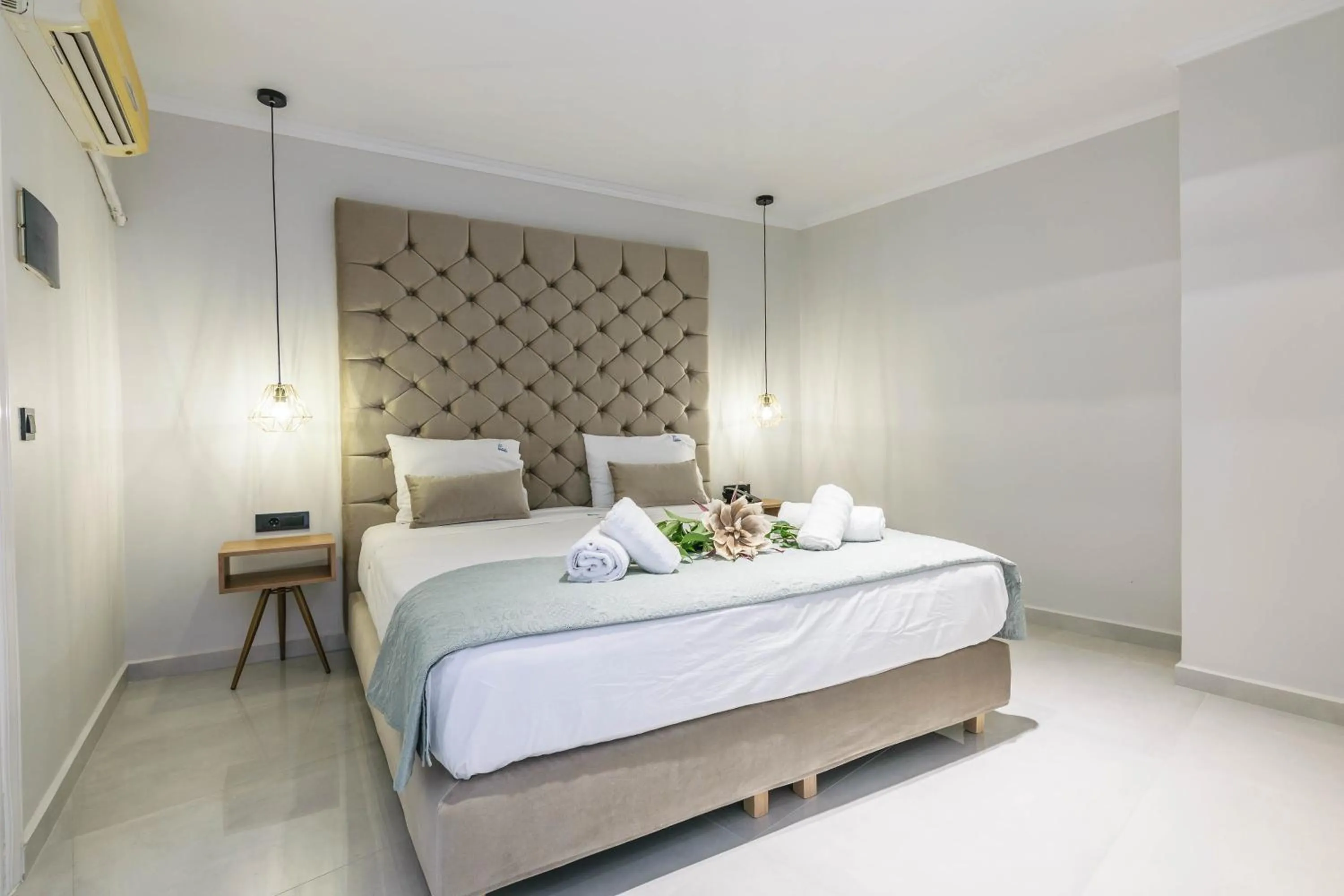 Photo of the whole room, Bed in Plaza Pallas