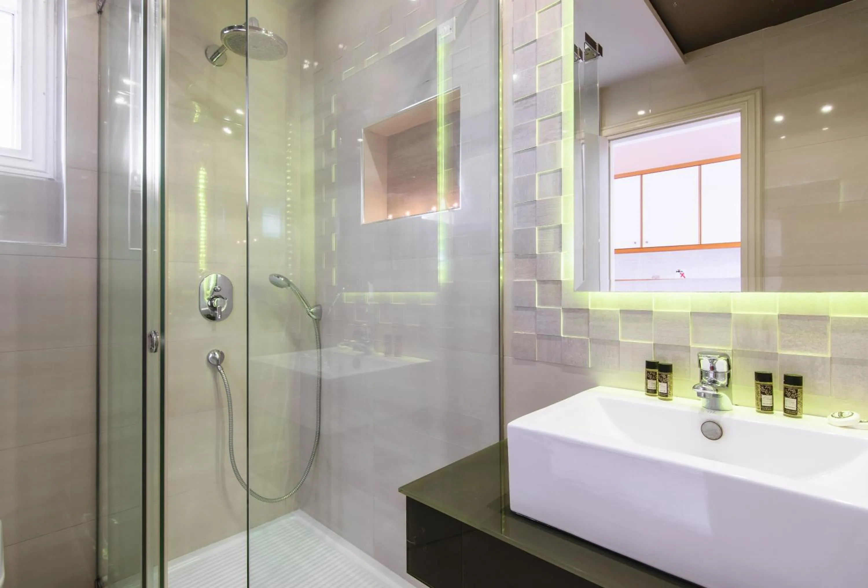 Shower in Plaza Pallas