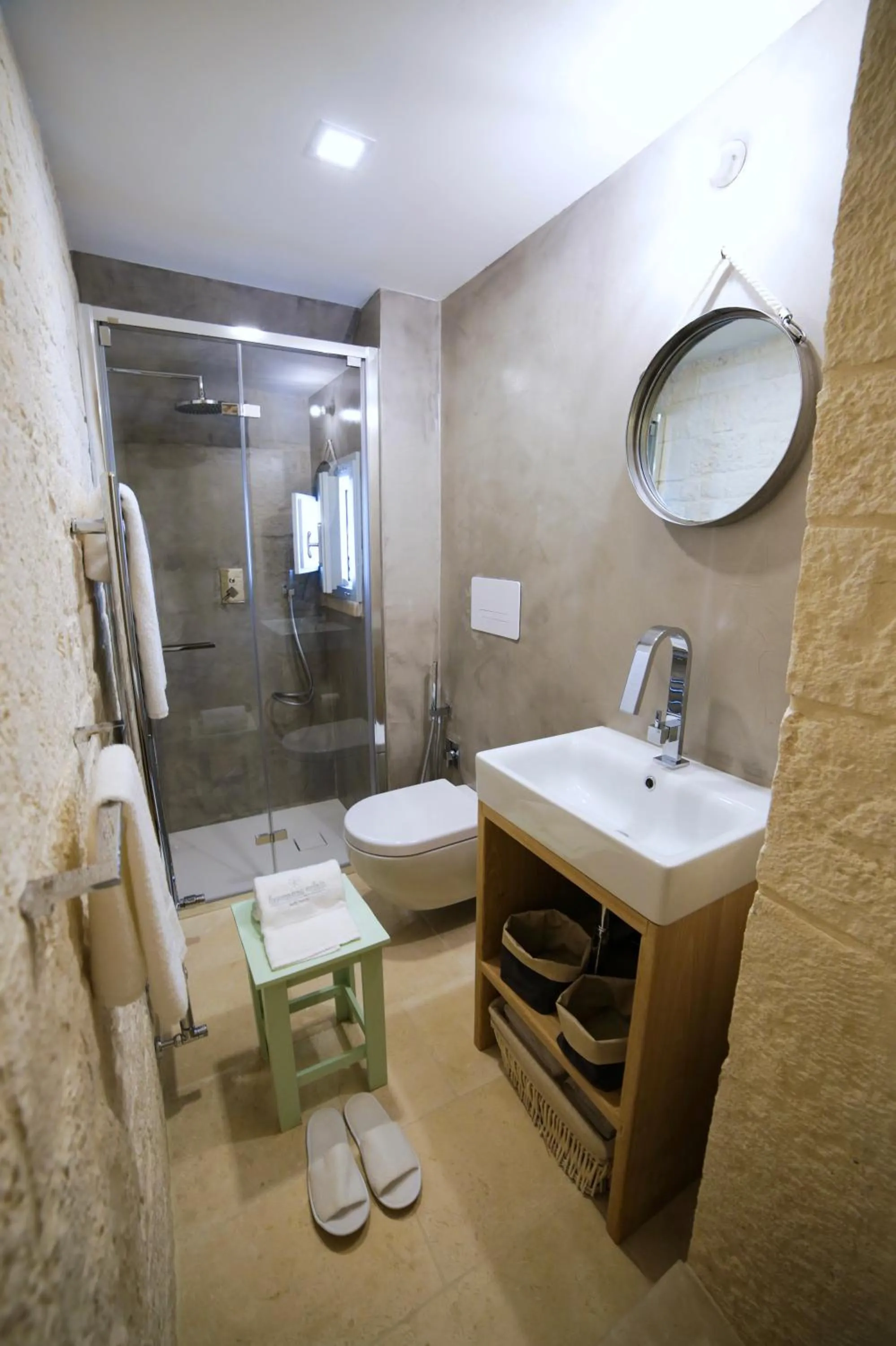Shower in Hermanas Relais - trulli luxury