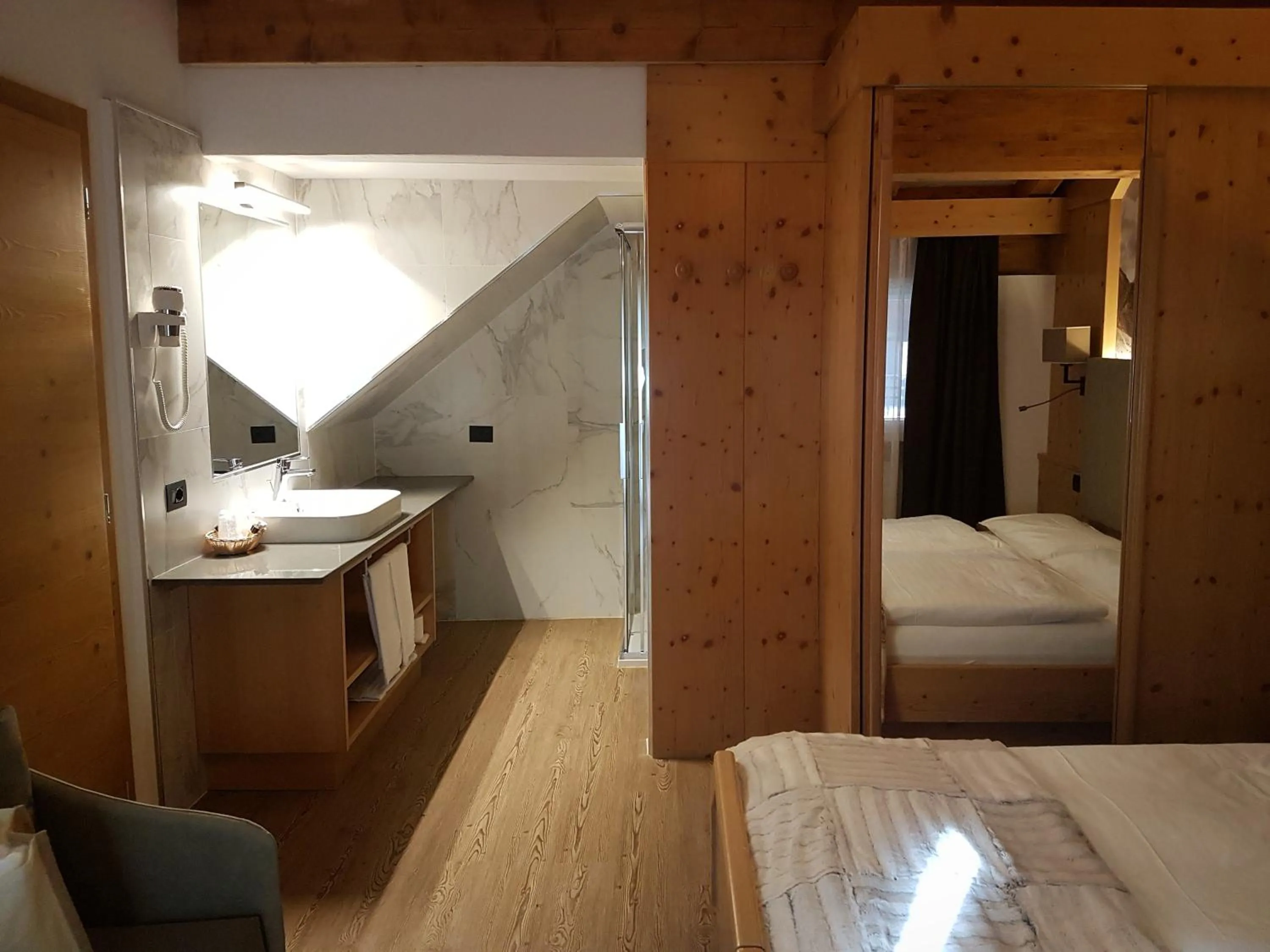 Shower, Bed in Hotel Cirelle Suite & Spa