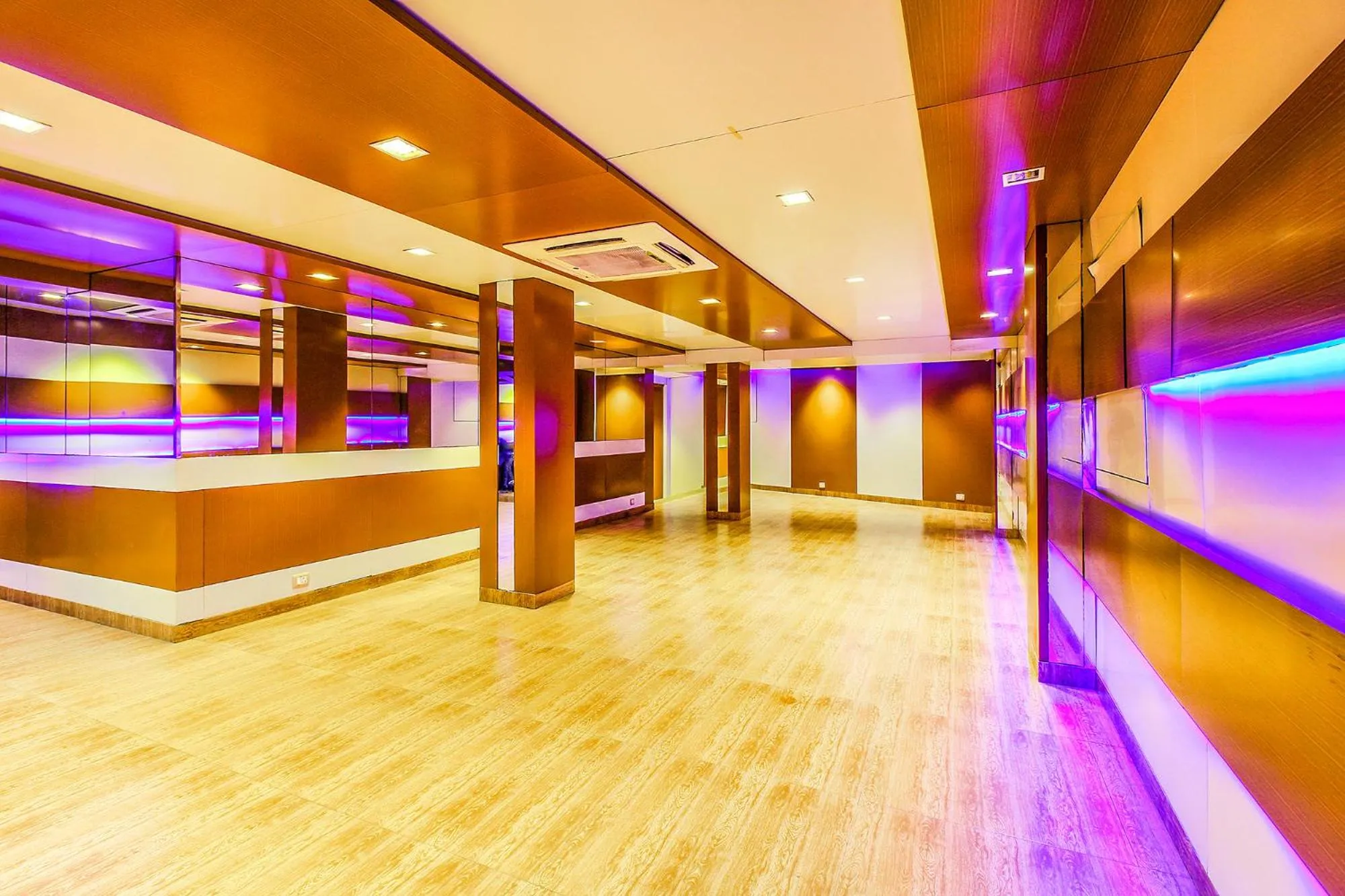 Lobby or reception in FabHotel Sahar Garden - Nr Mumbai International Airport