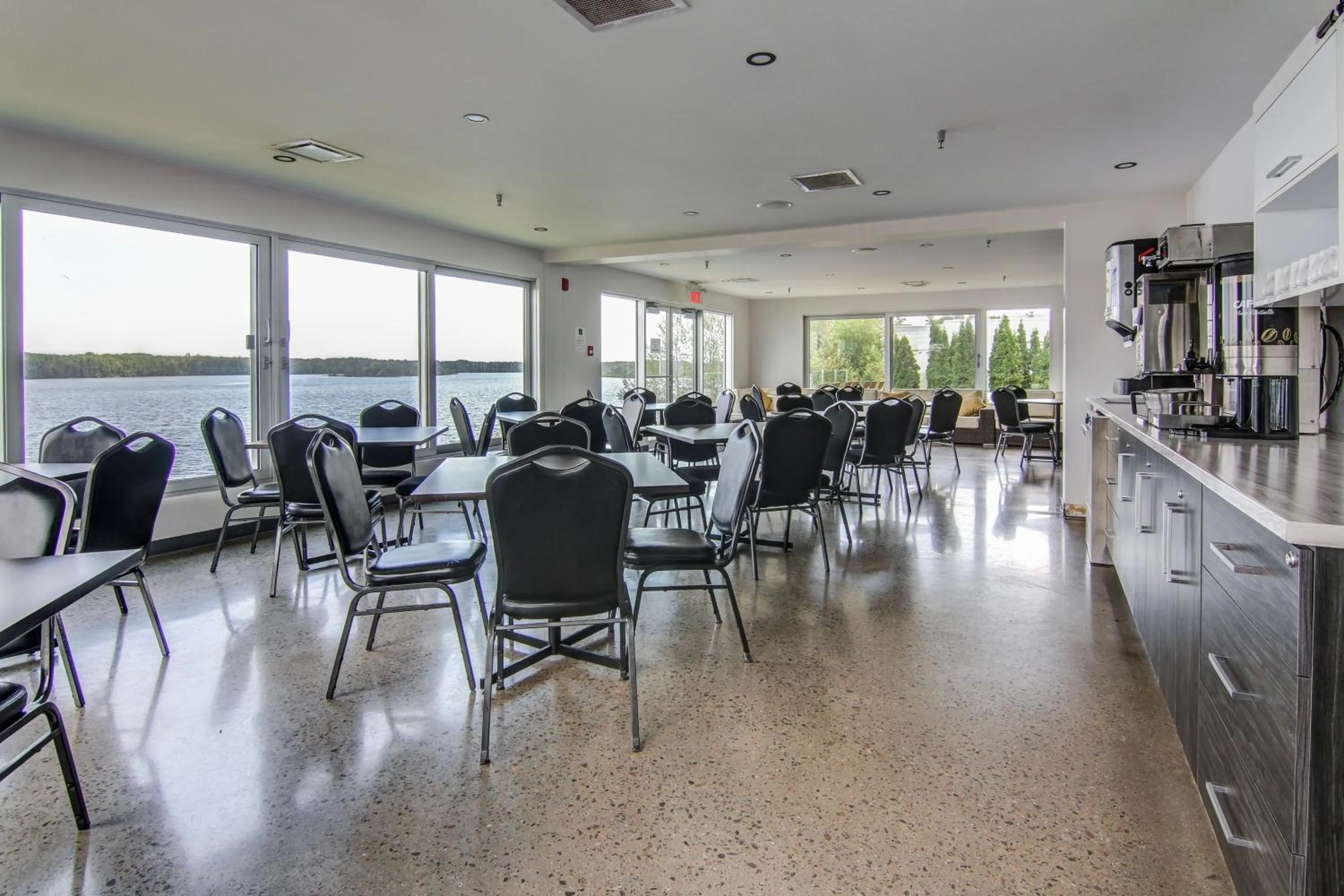 Restaurant/places to eat in Hotel De La Borealie