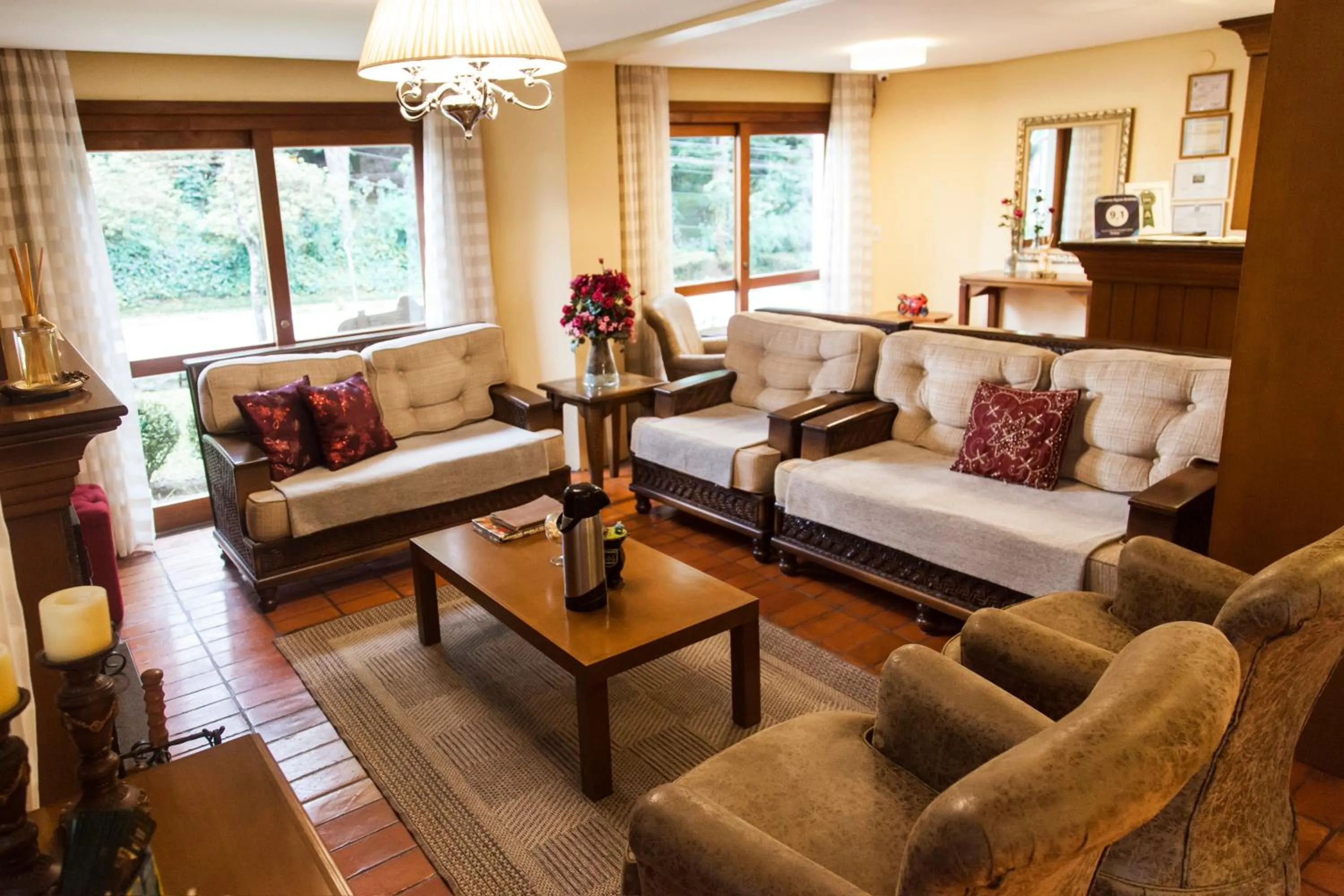 Communal lounge/ TV room in Pousada Águia Branca