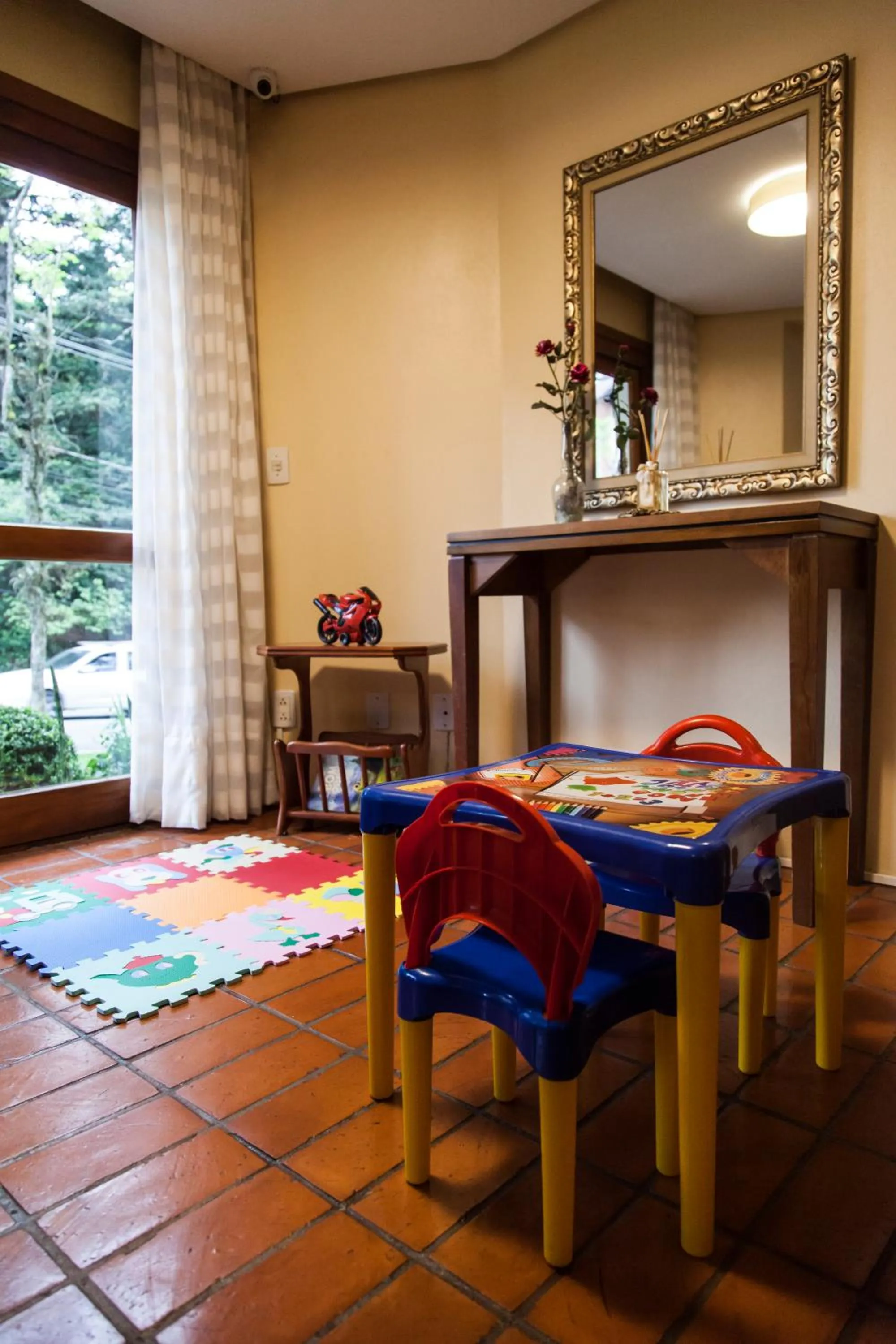 Communal lounge/ TV room in Pousada Águia Branca