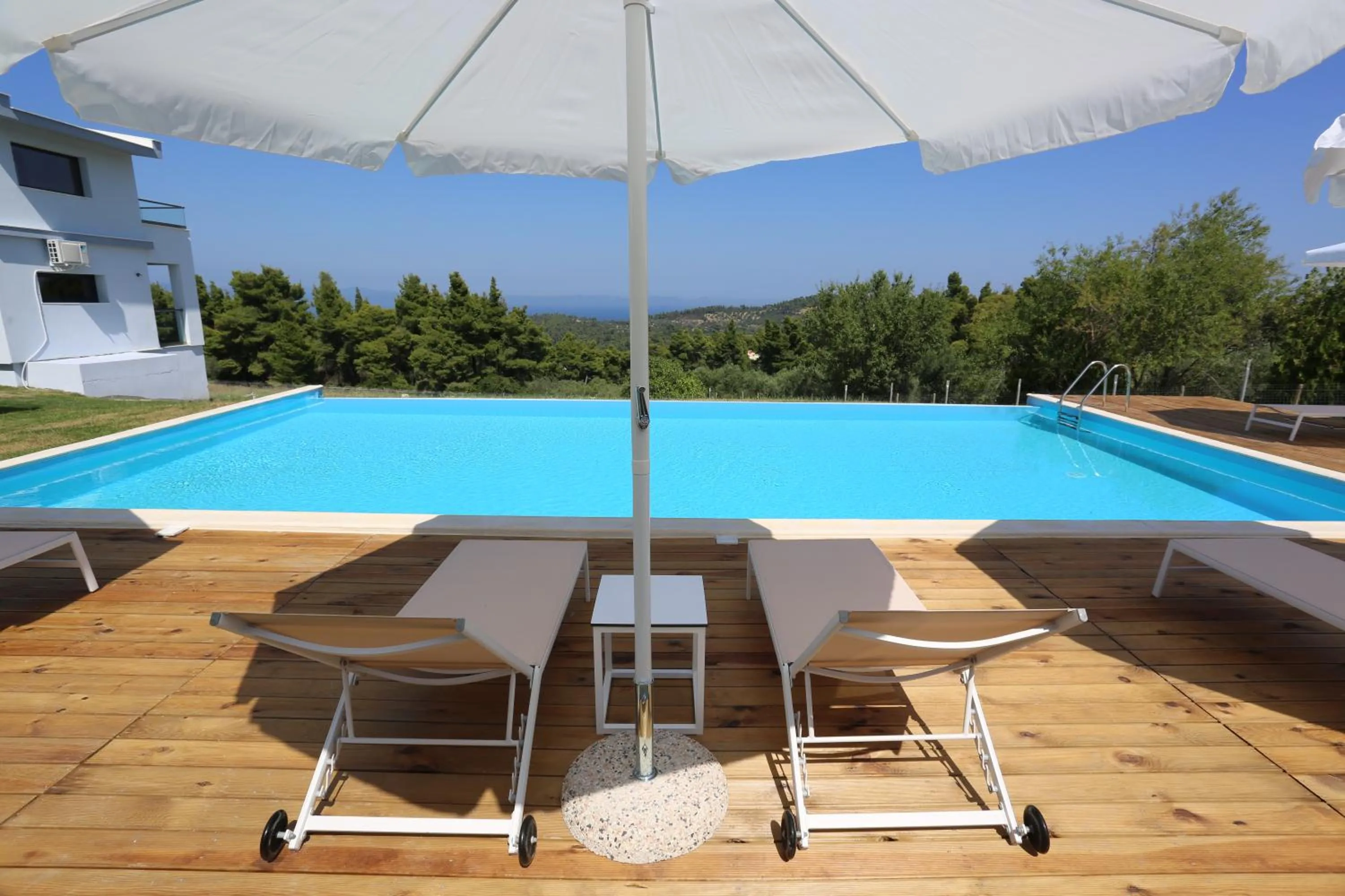 Pool view in Blue Avenue