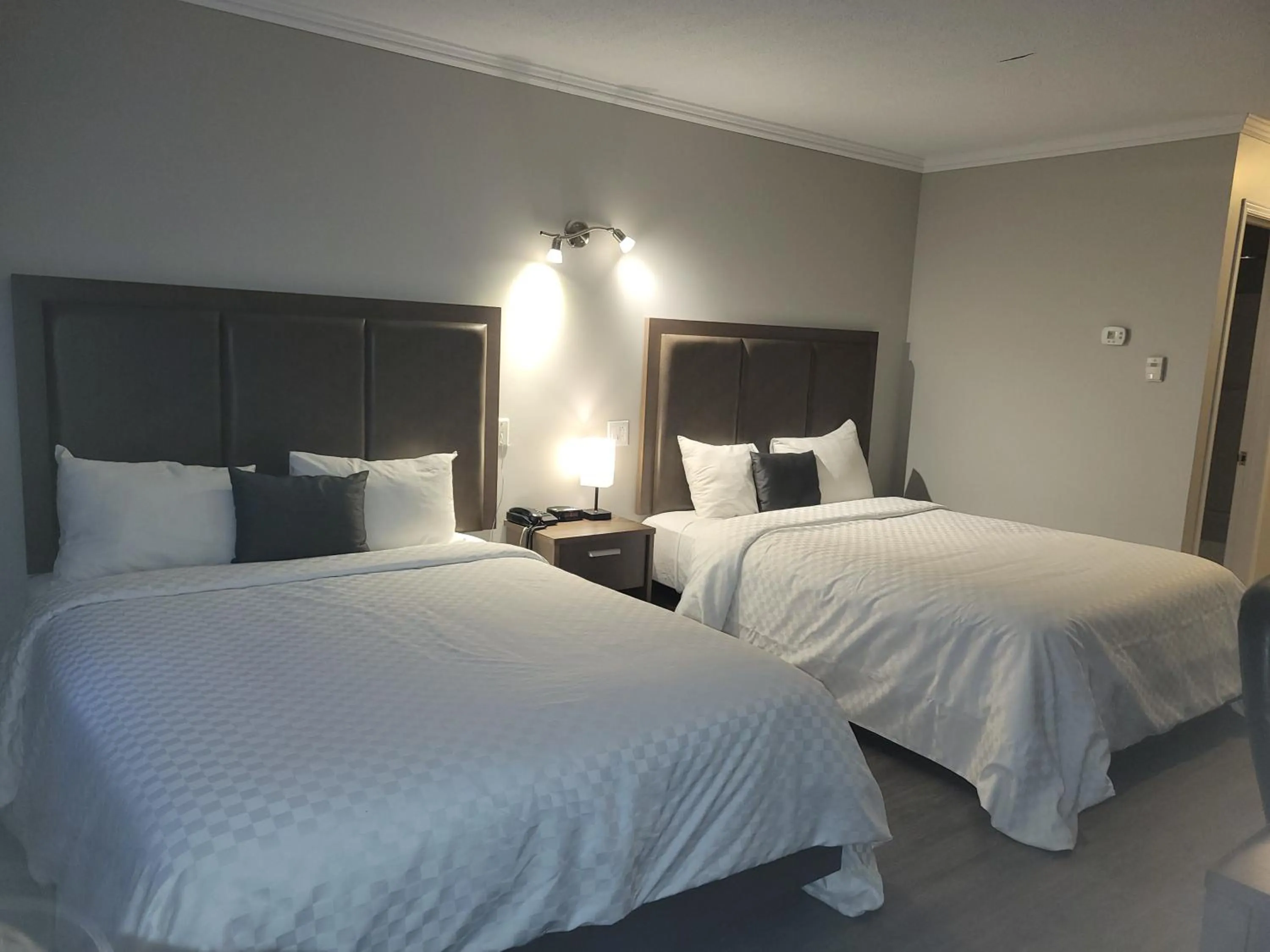 Bedroom, Bed in Travelodge by Wyndham Roberval