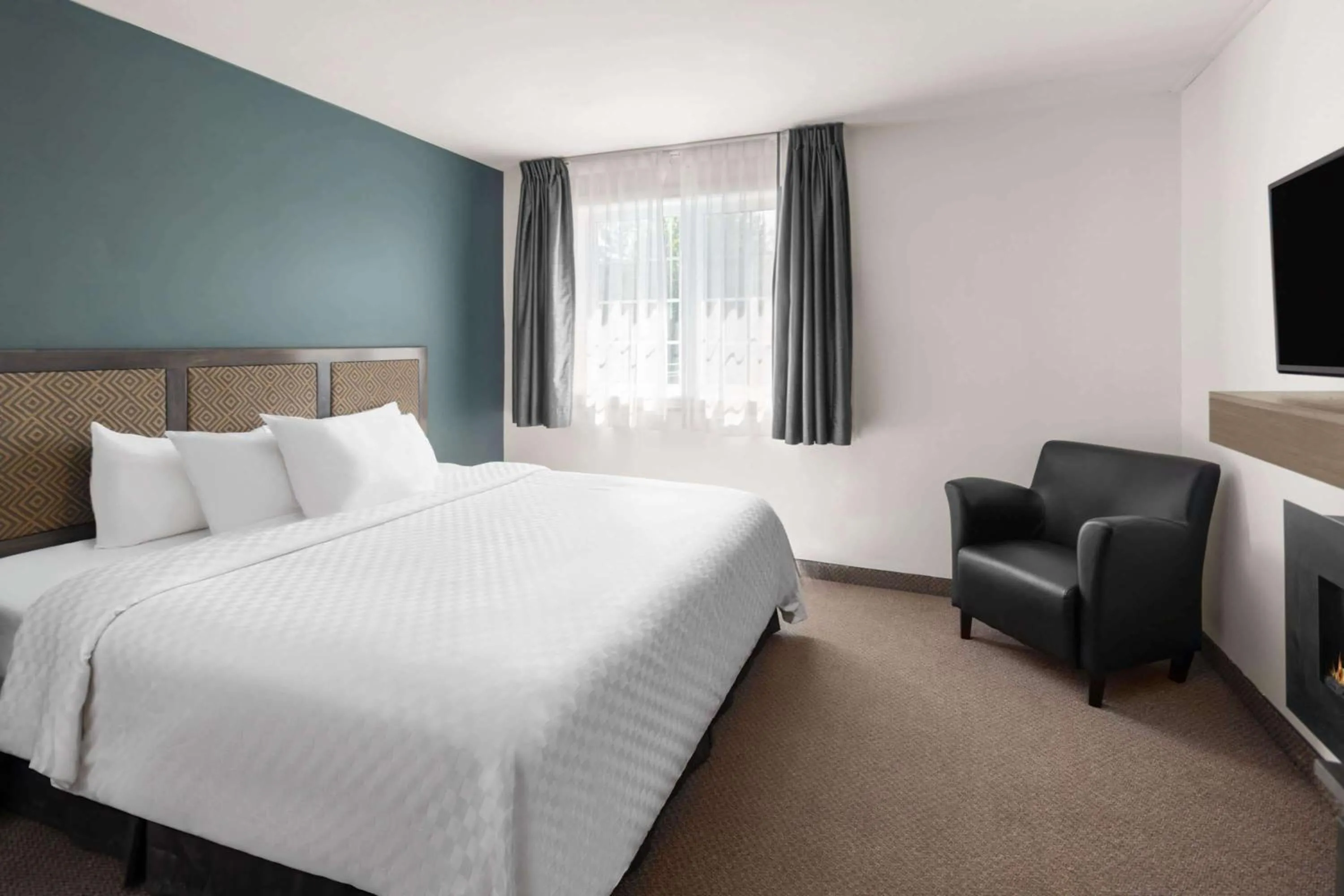 Photo of the whole room, Bed in Travelodge by Wyndham Roberval
