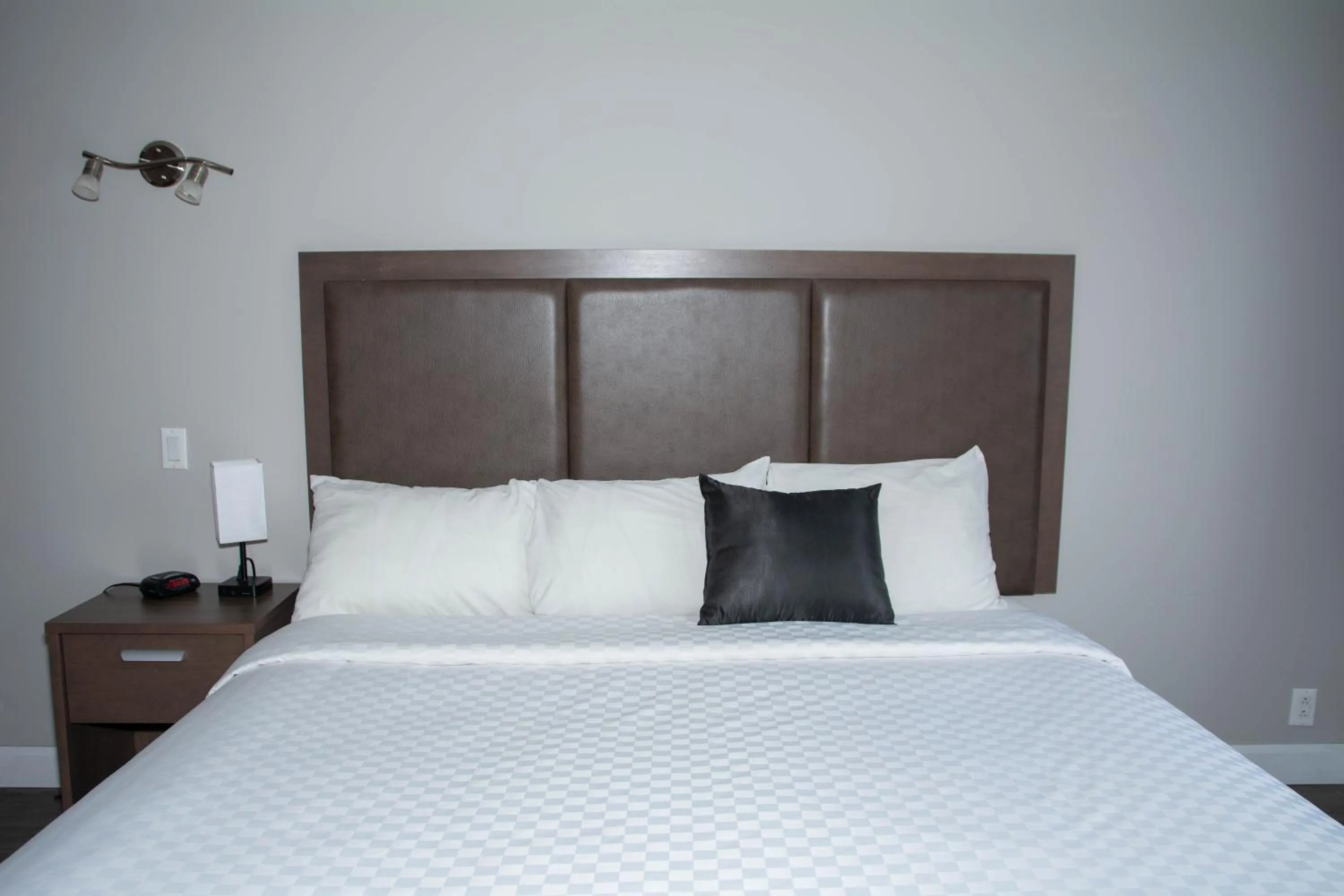 Bedroom, Bed in Travelodge by Wyndham Roberval