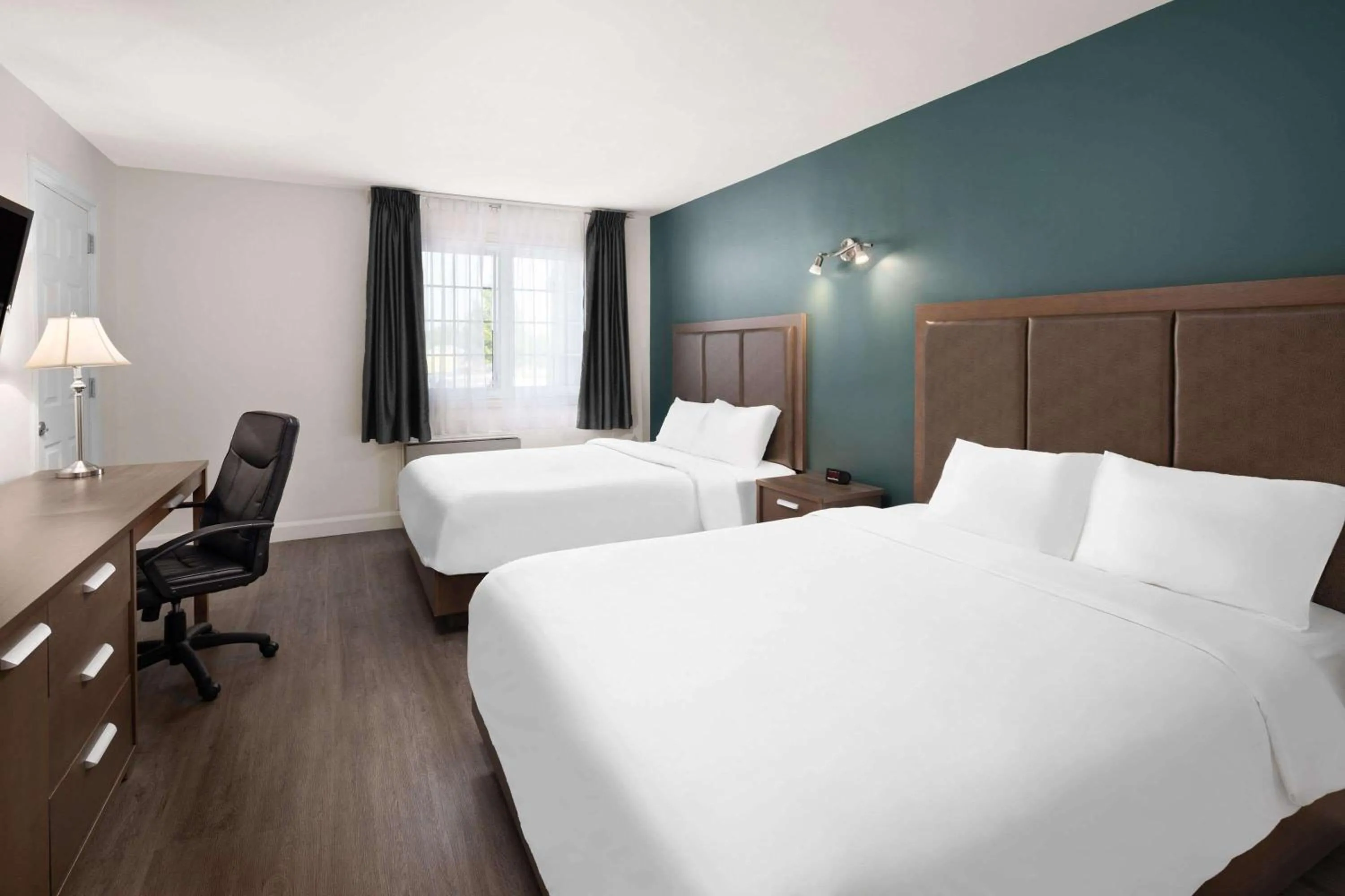 Photo of the whole room, Bed in Travelodge by Wyndham Roberval