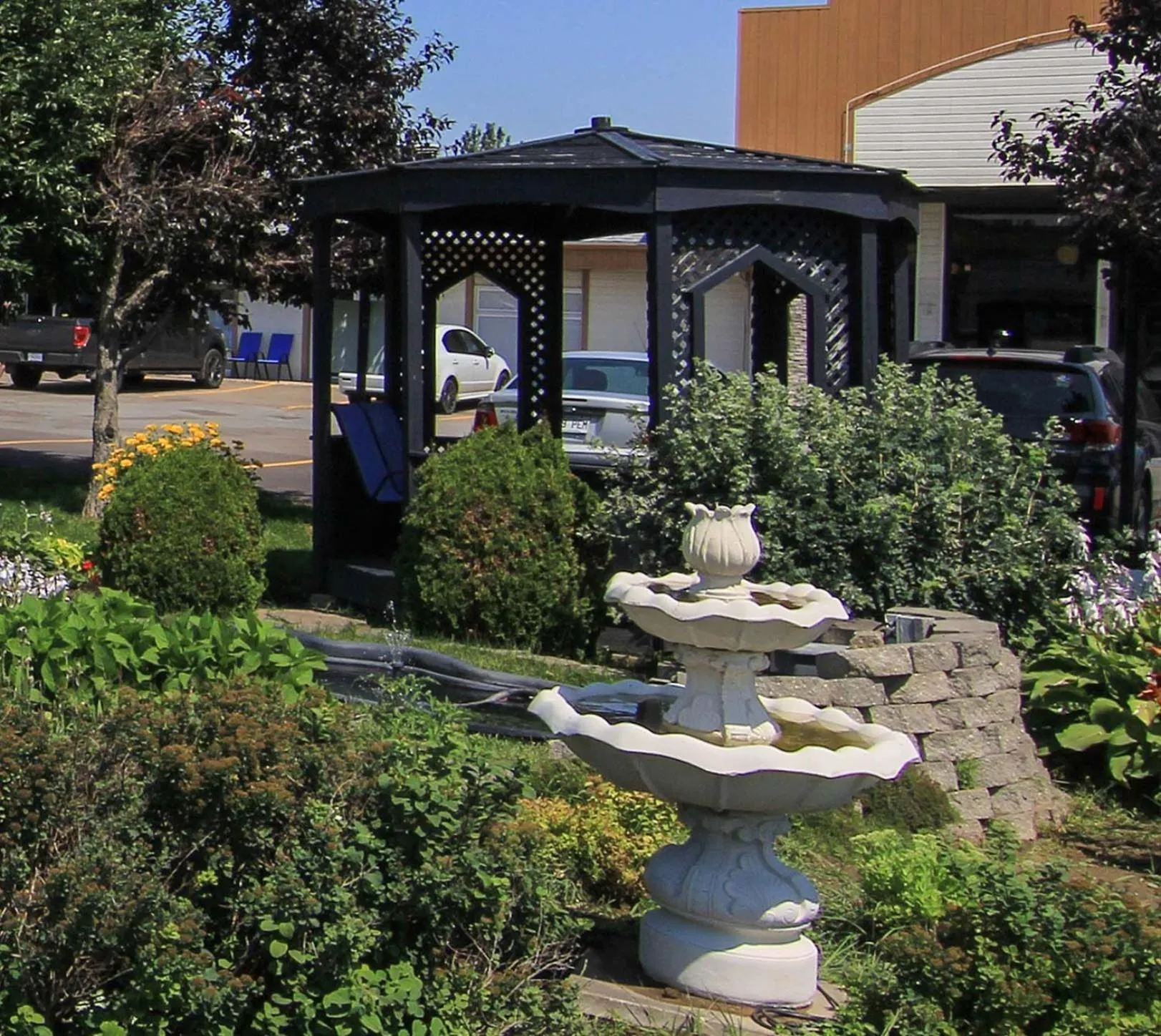 Garden view in Motel Roberval