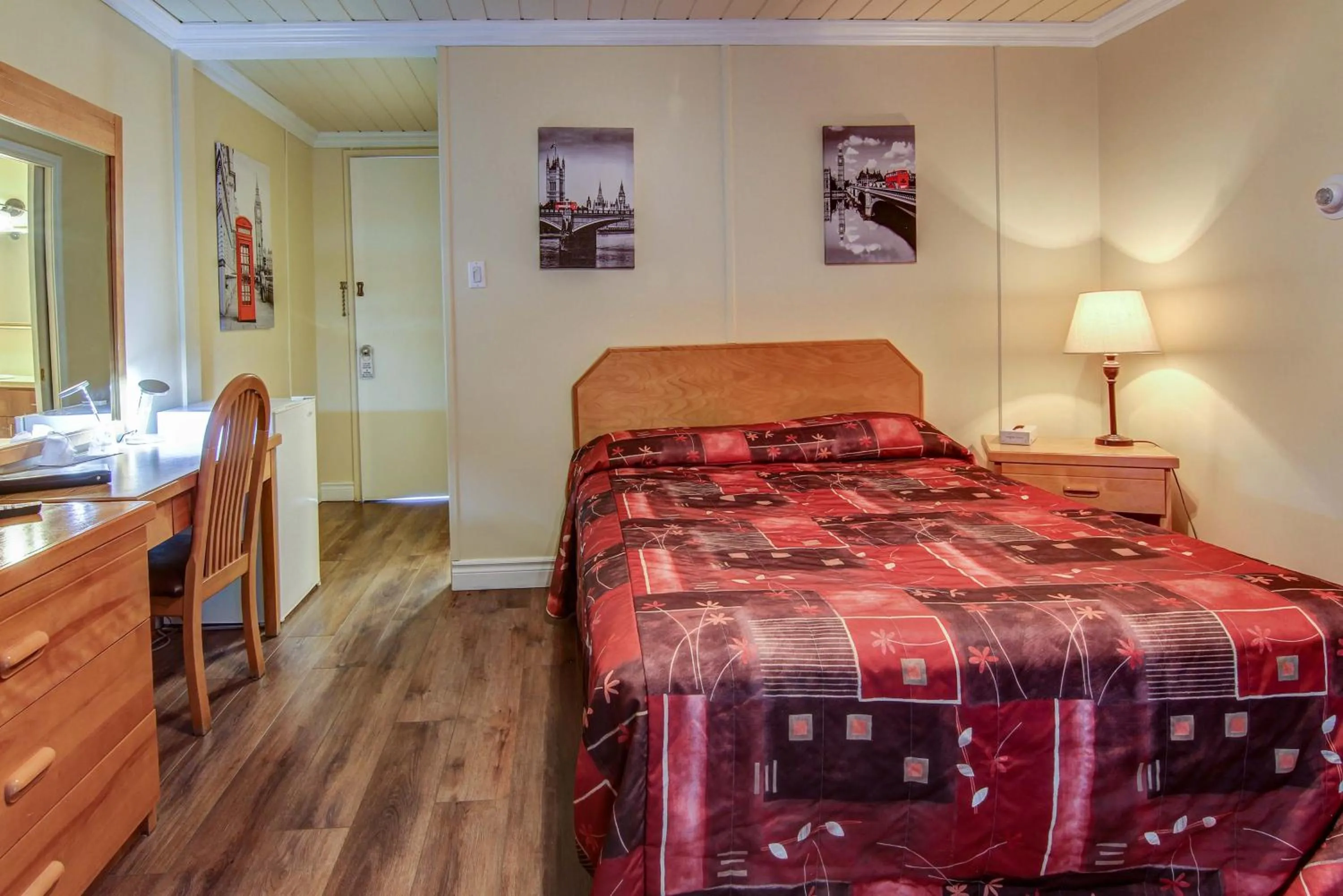 Photo of the whole room, Bed in Motel Roberval