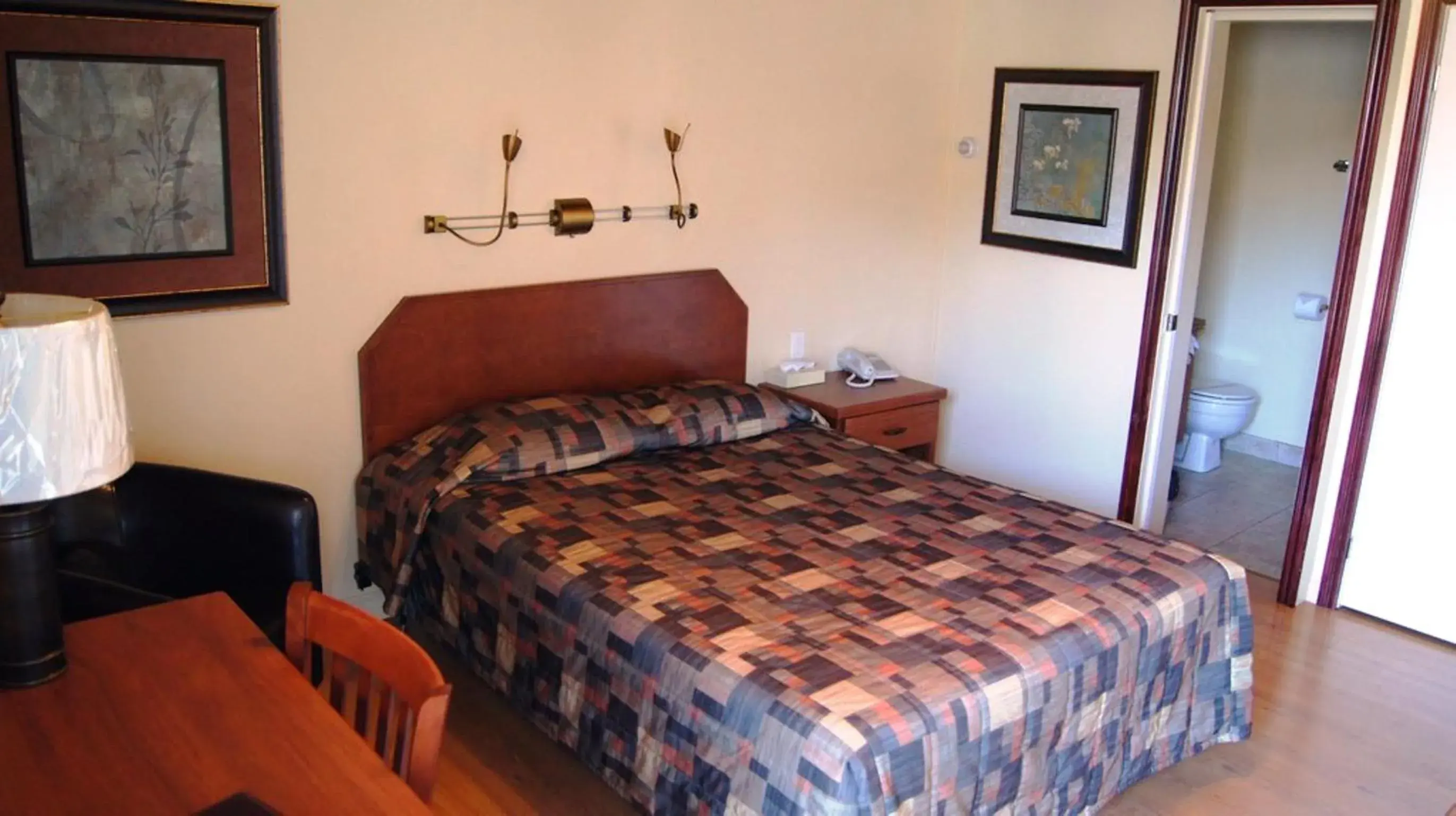 Queen Room in Motel Roberval Queen Room in Motel Roberval