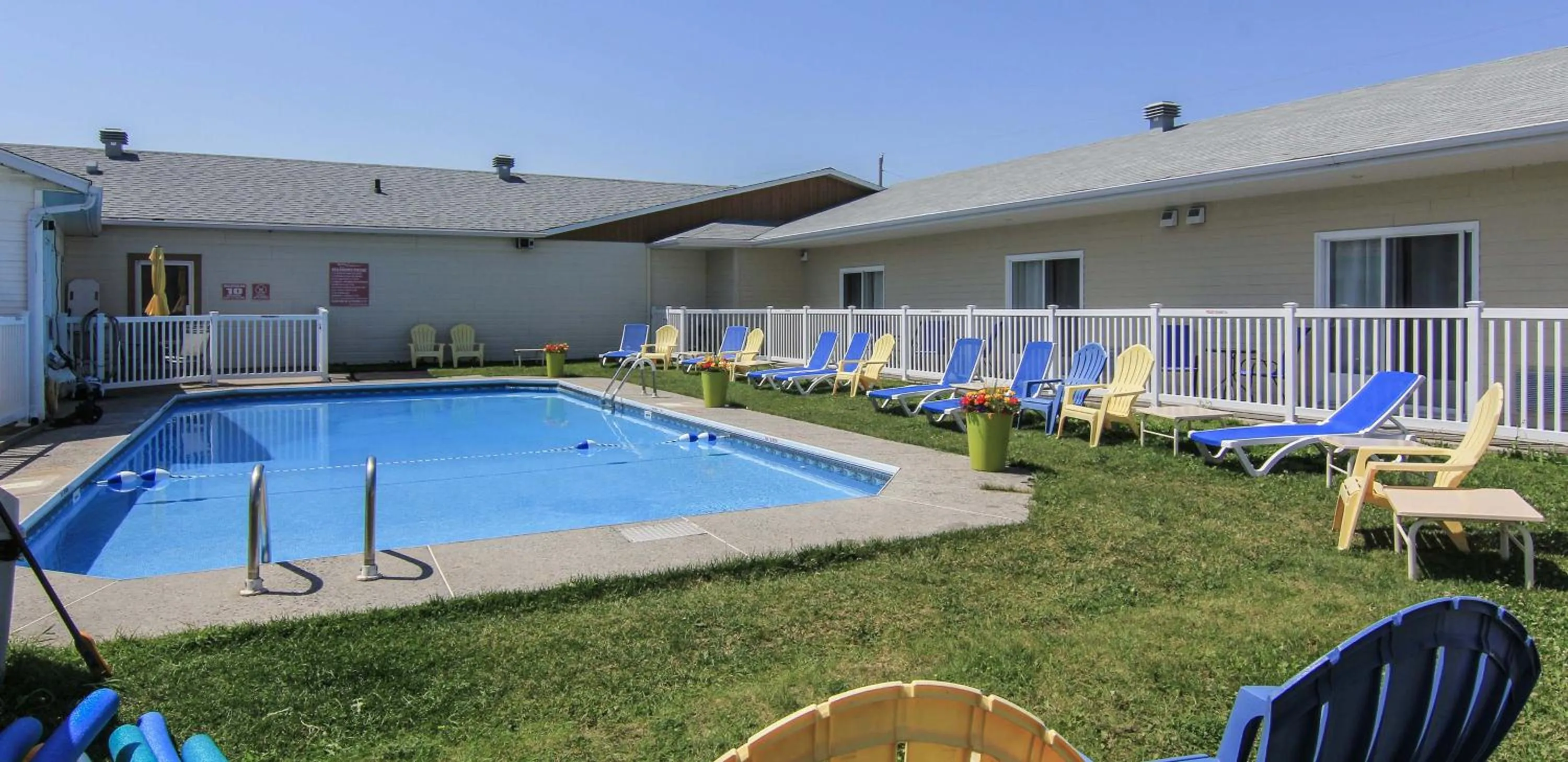 Swimming pool in Motel Roberval