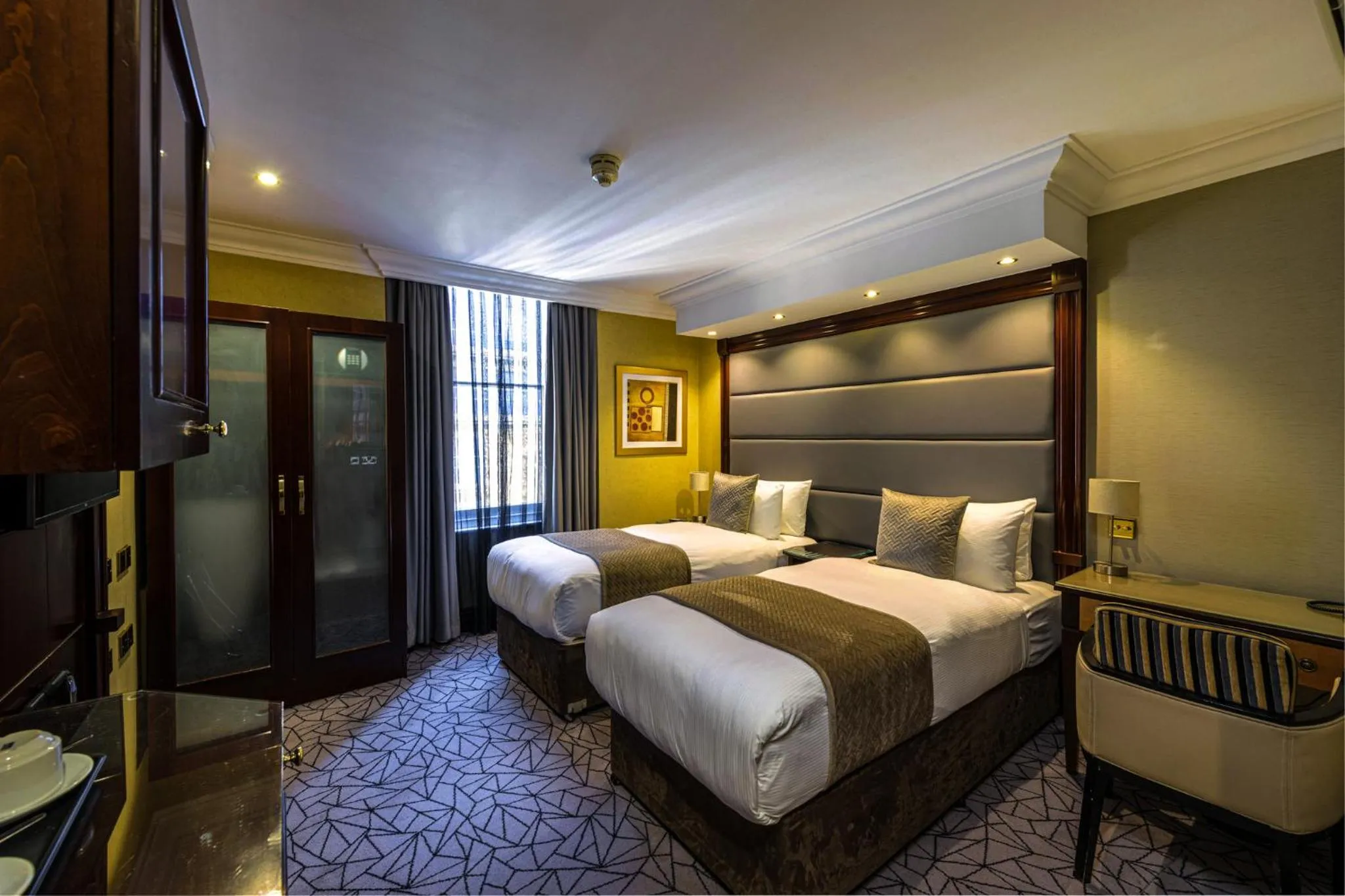 Photo of the whole room, Bed in Hyde Park International