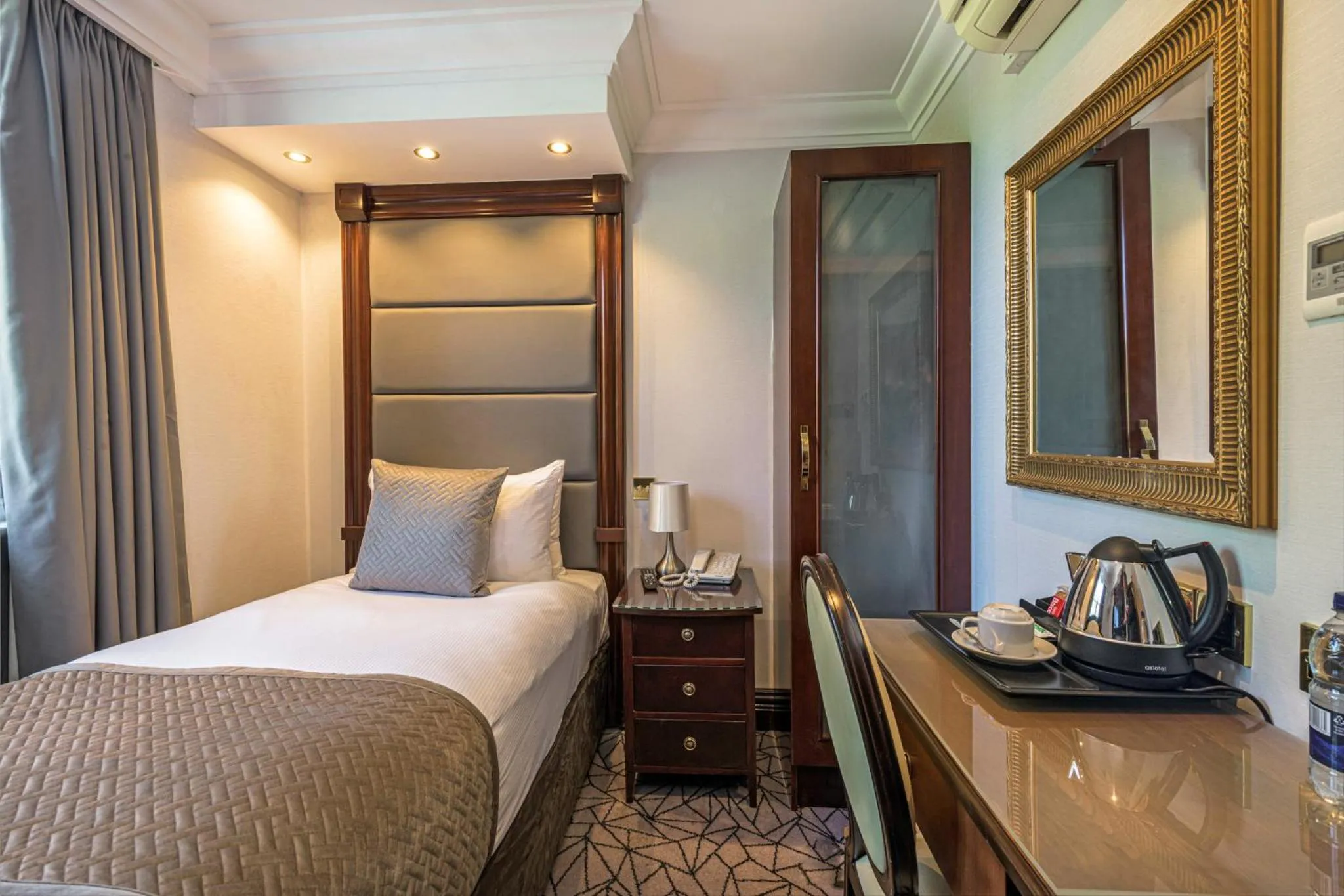 Bed in Hyde Park International