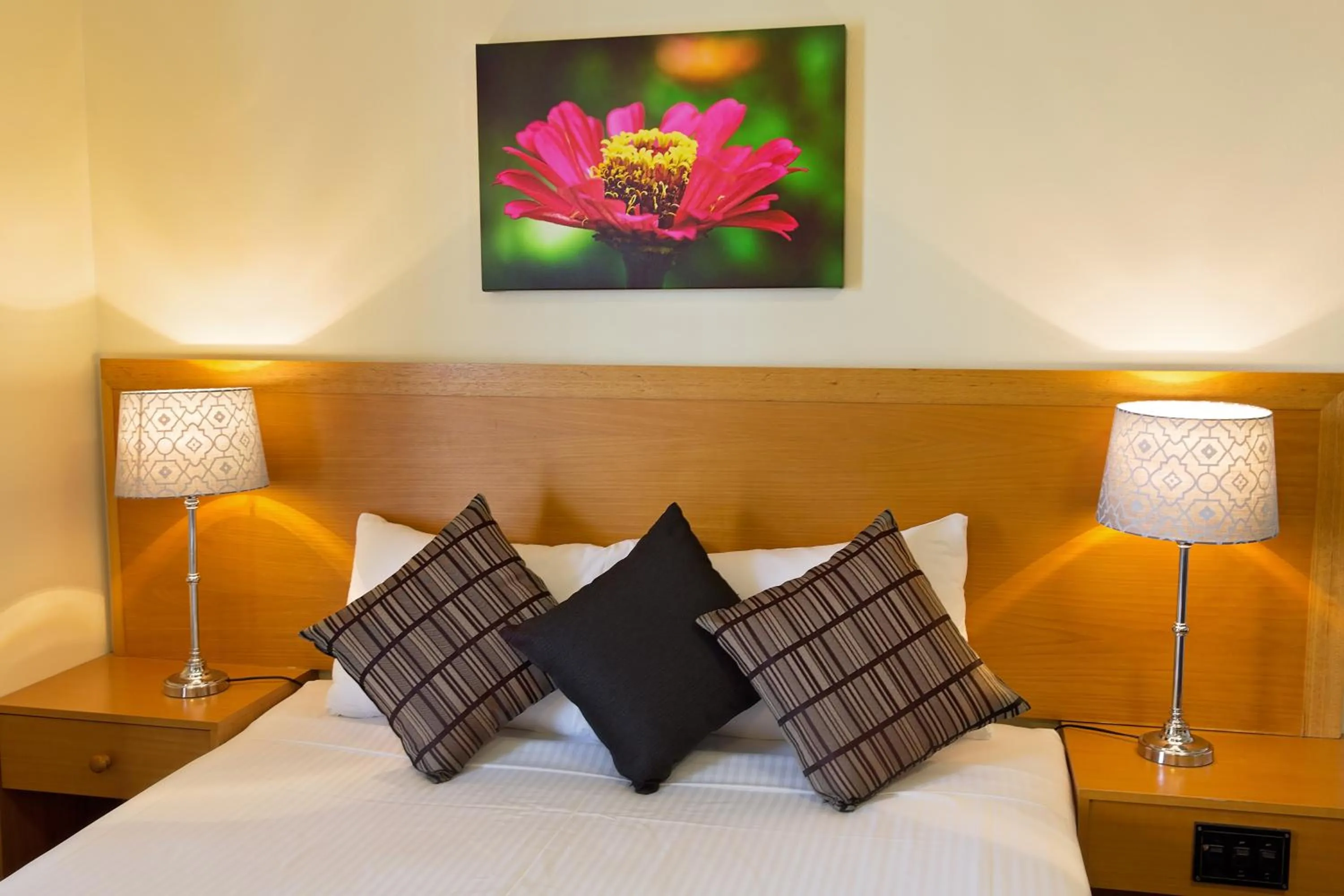 Bedroom, Bed in White Lace Motor Inn