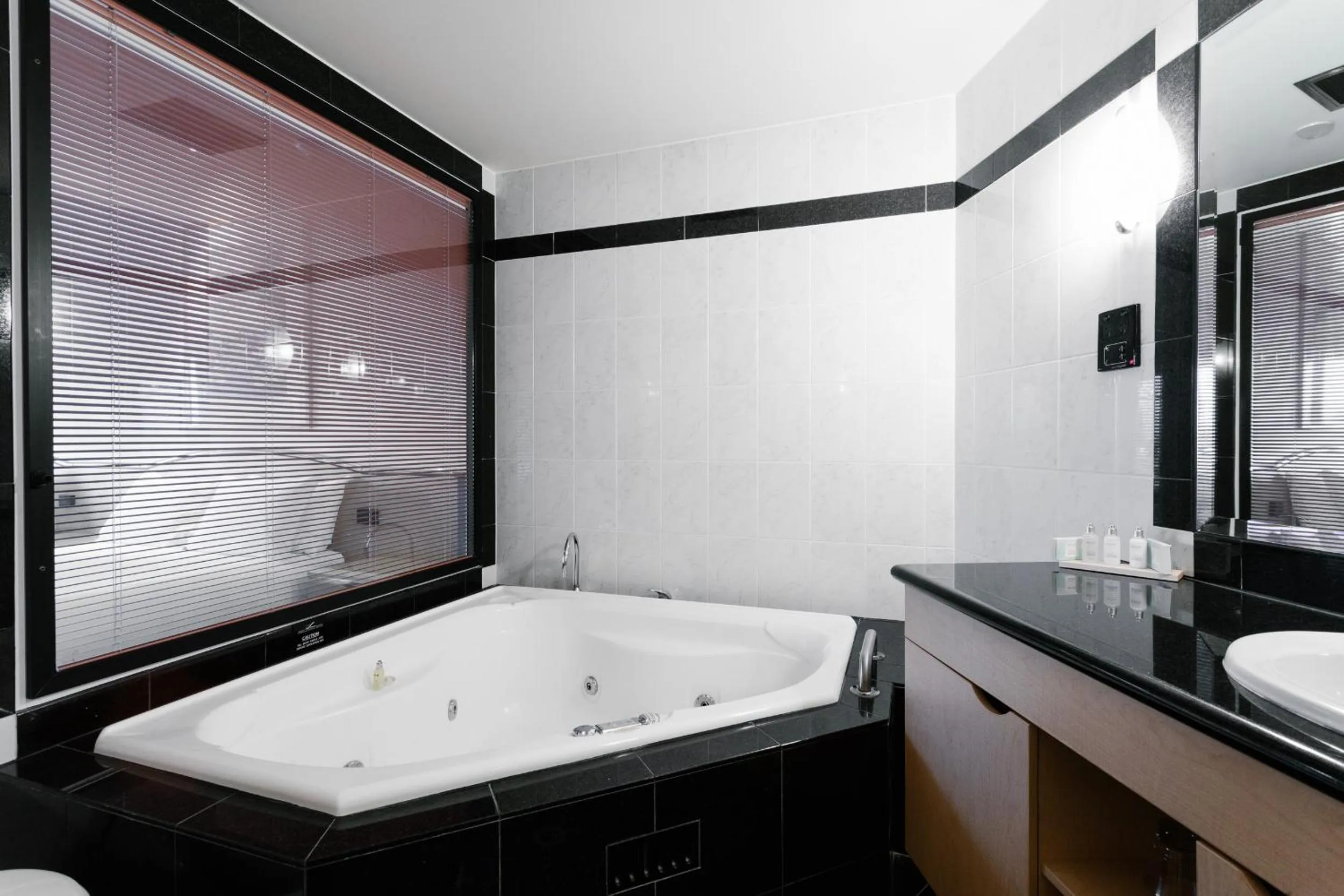 Hot Tub in Lakes Hotel