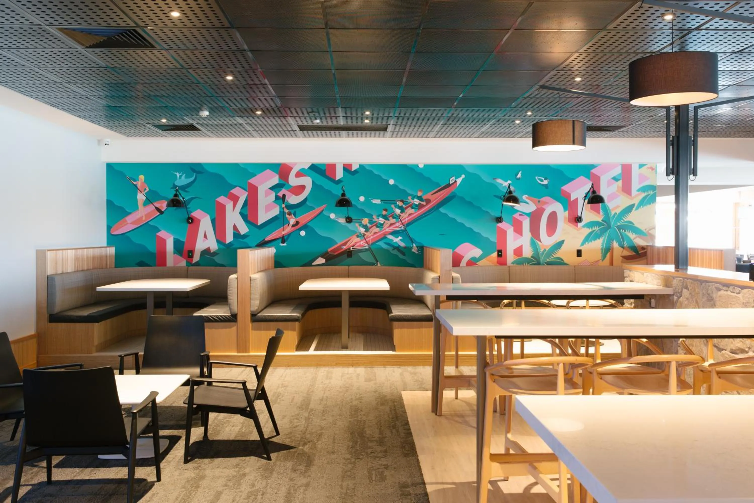 Restaurant/places to eat in Lakes Hotel