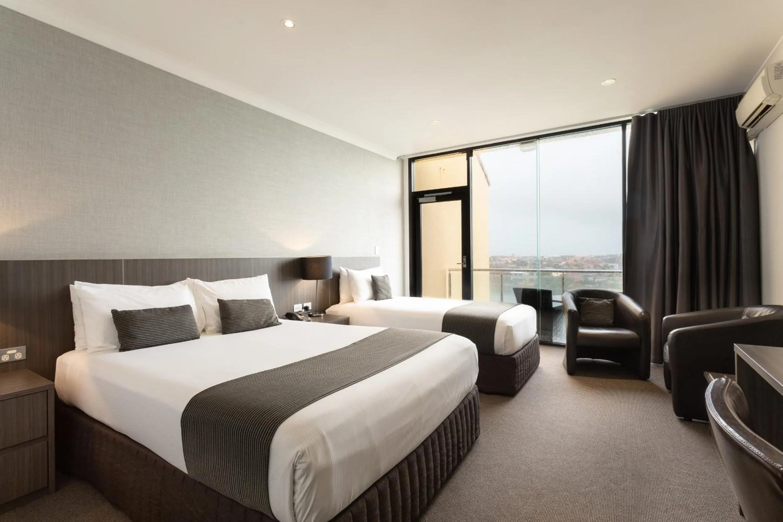 Photo of the whole room, Bed in Lakes Hotel