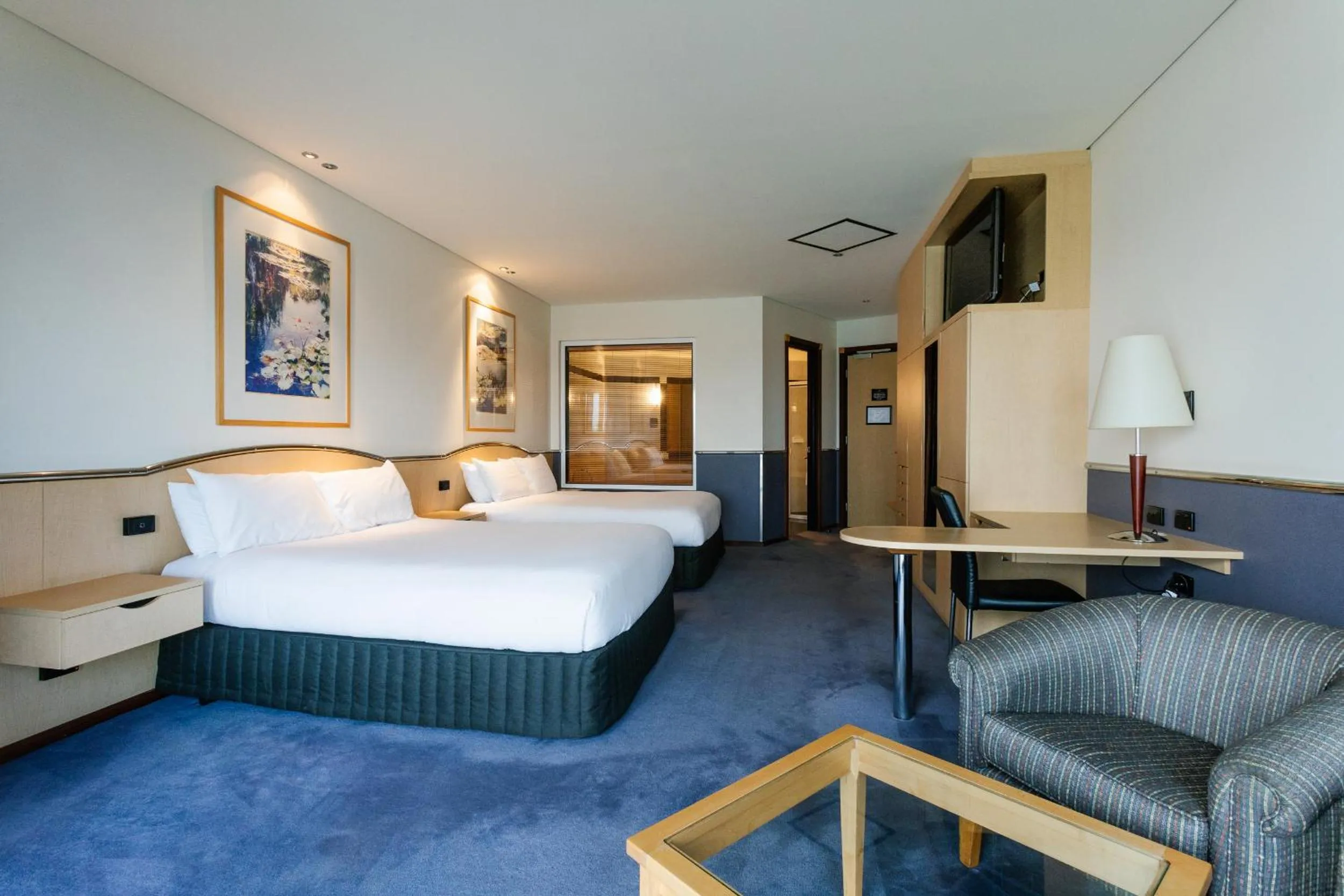 Photo of the whole room, Bed in Lakes Hotel