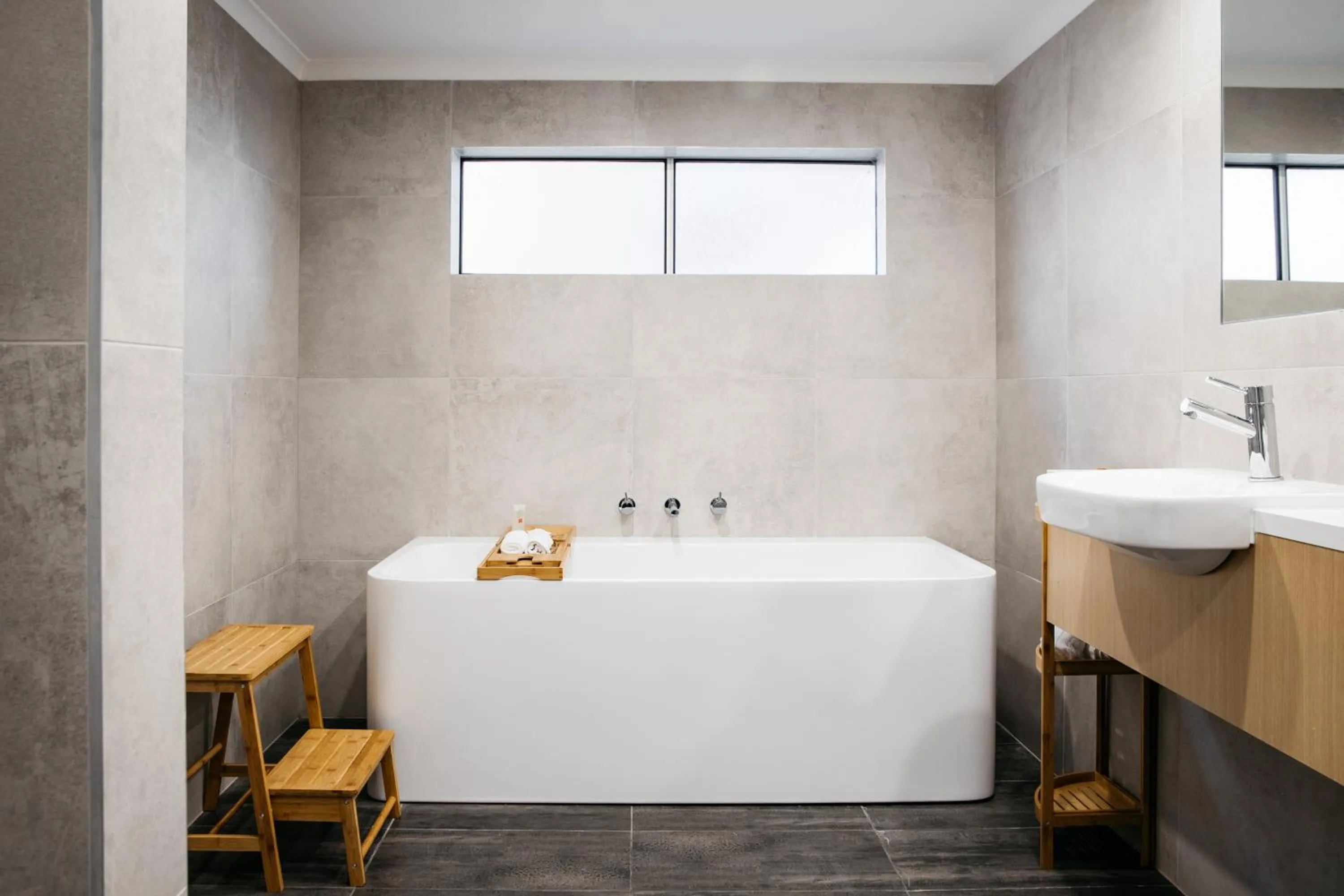 Bath in ibis Styles Canberra Eagle Hawk