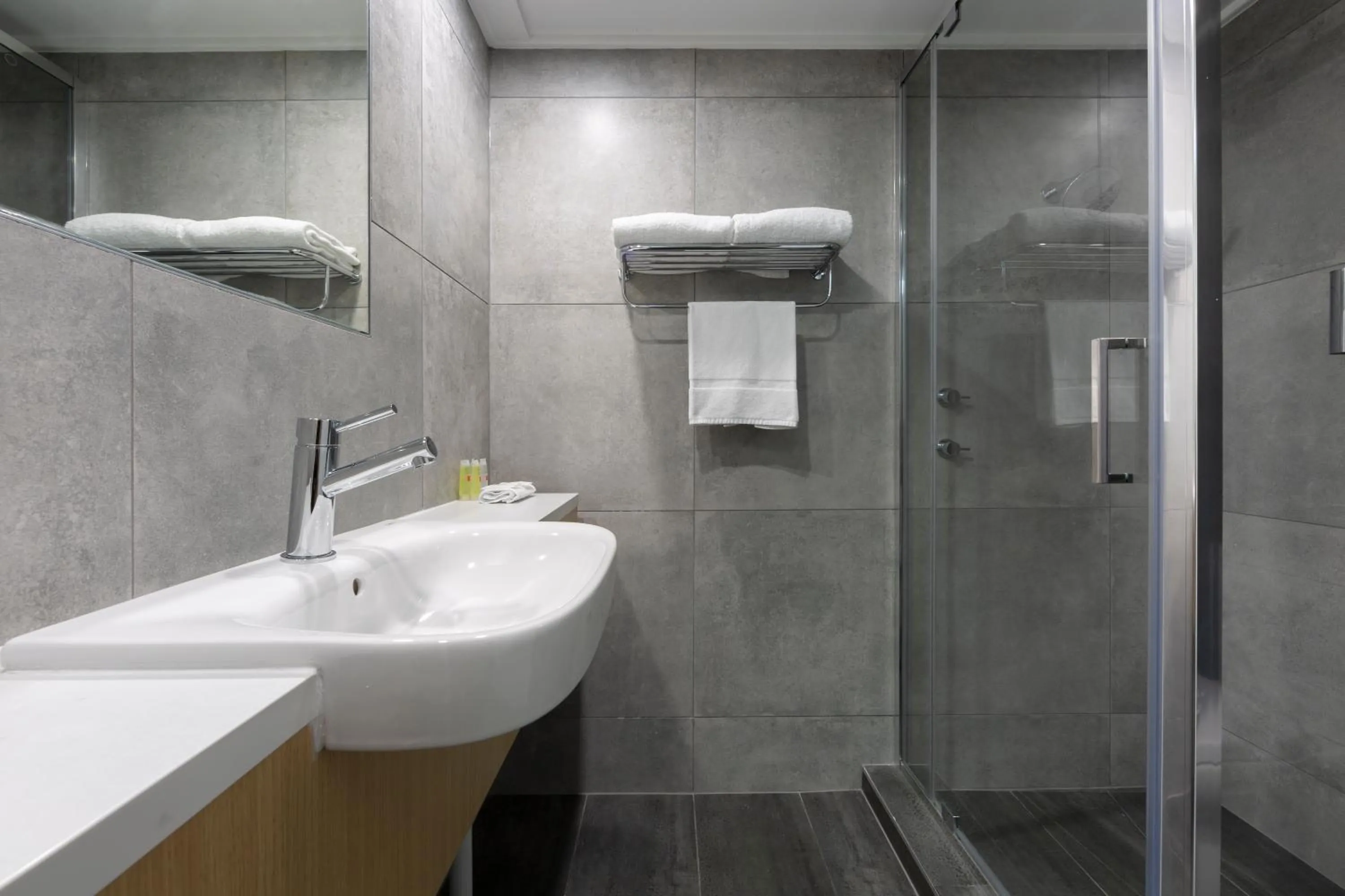 Bathroom in ibis Styles Canberra Eagle Hawk