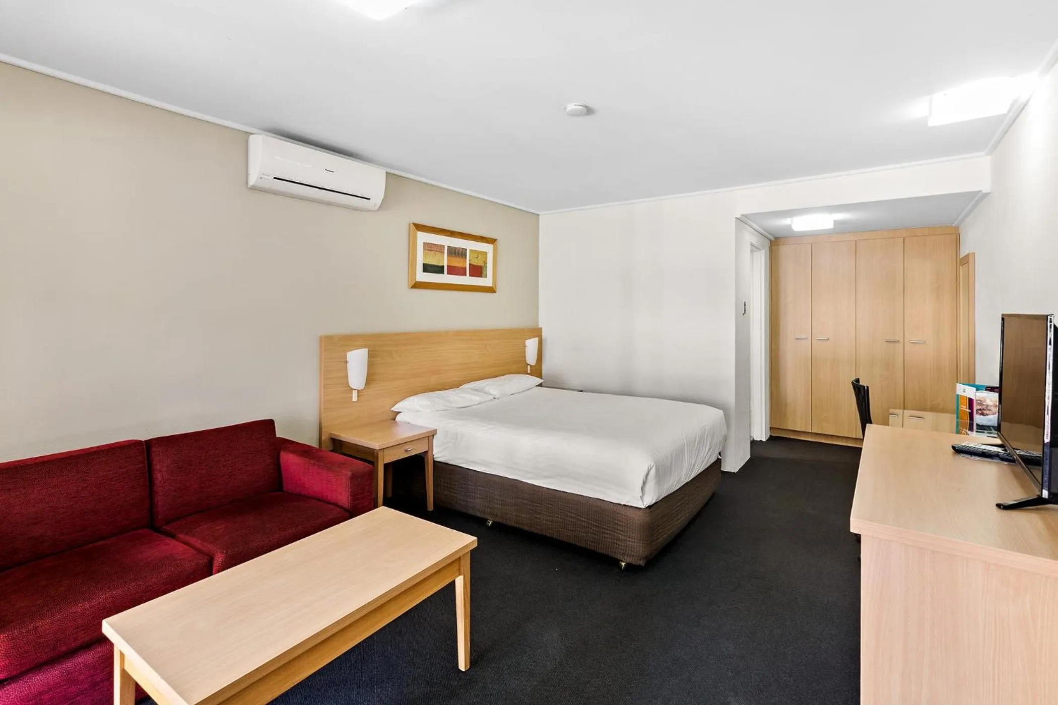 Photo of the whole room, Bed in ibis Styles Canberra Eagle Hawk