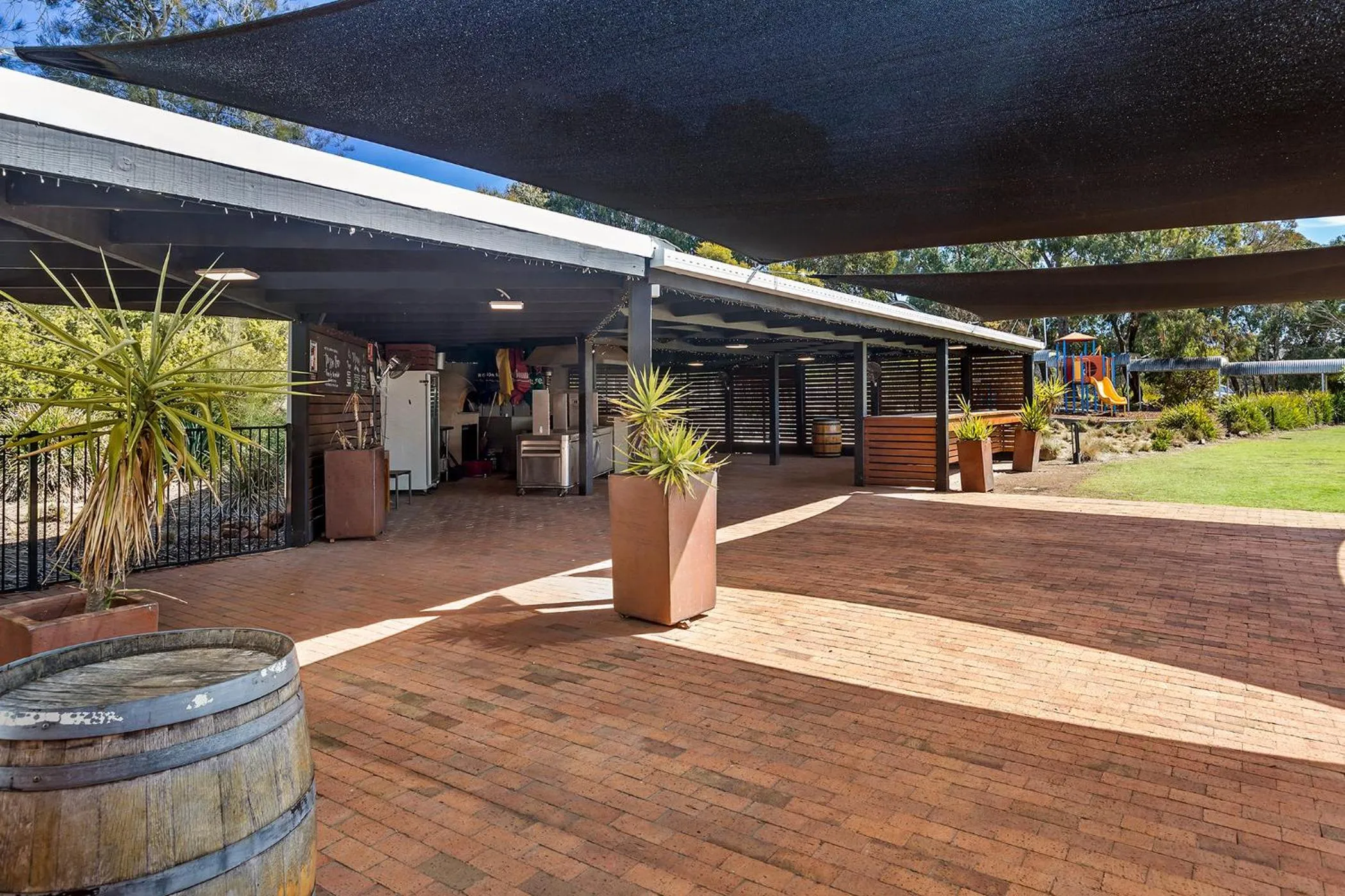 Patio in ibis Styles Canberra Eagle Hawk