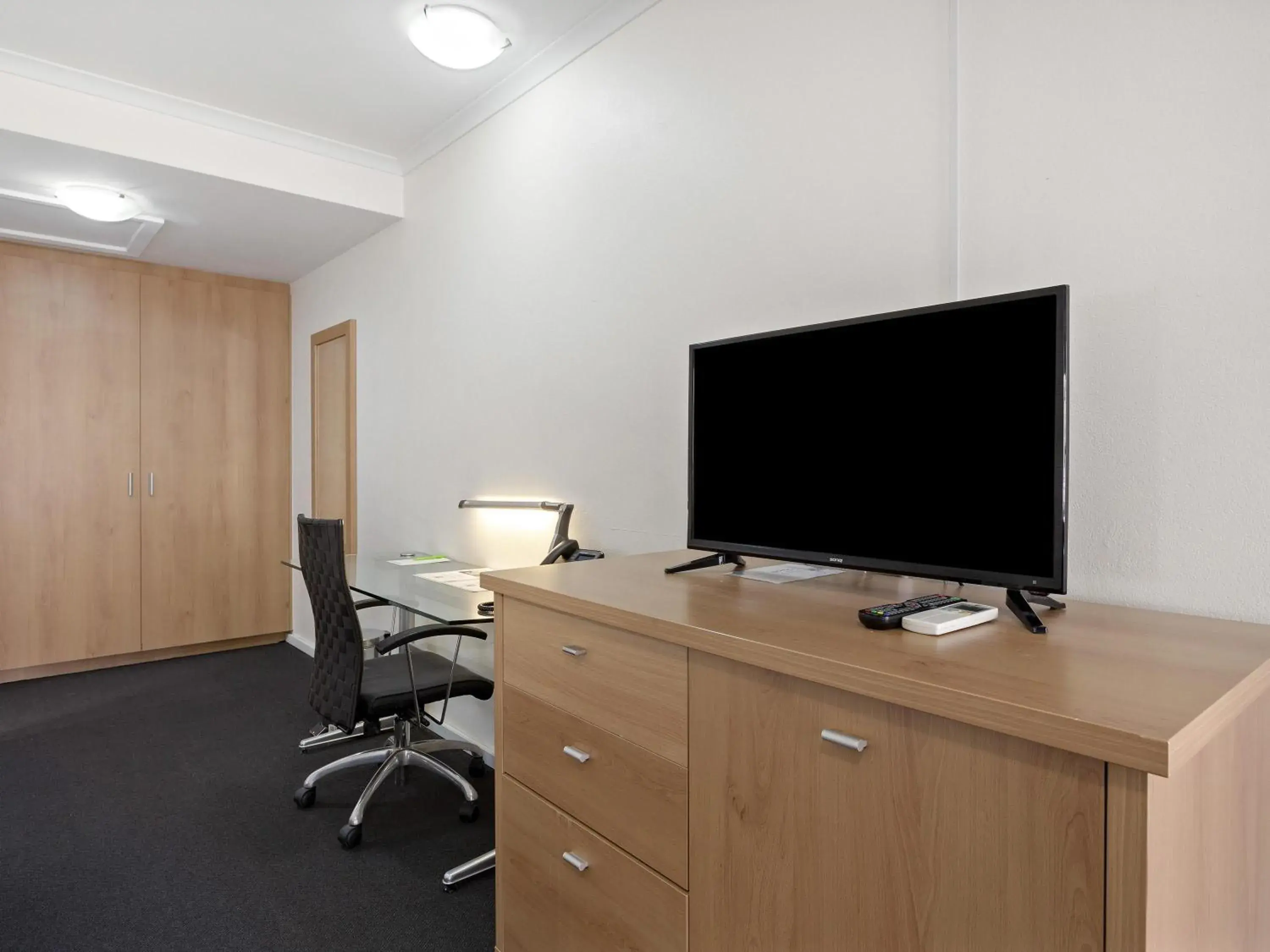 Standard King Room in ibis Styles Canberra Eagle Hawk Standard King Room in ibis Styles Canberra Eagle Hawk