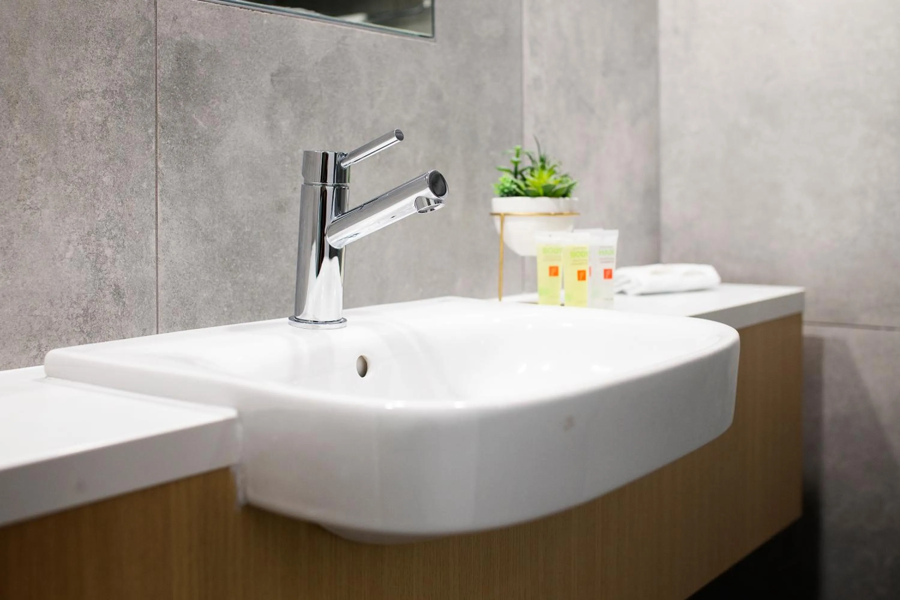 Bathroom in ibis Styles Canberra Eagle Hawk