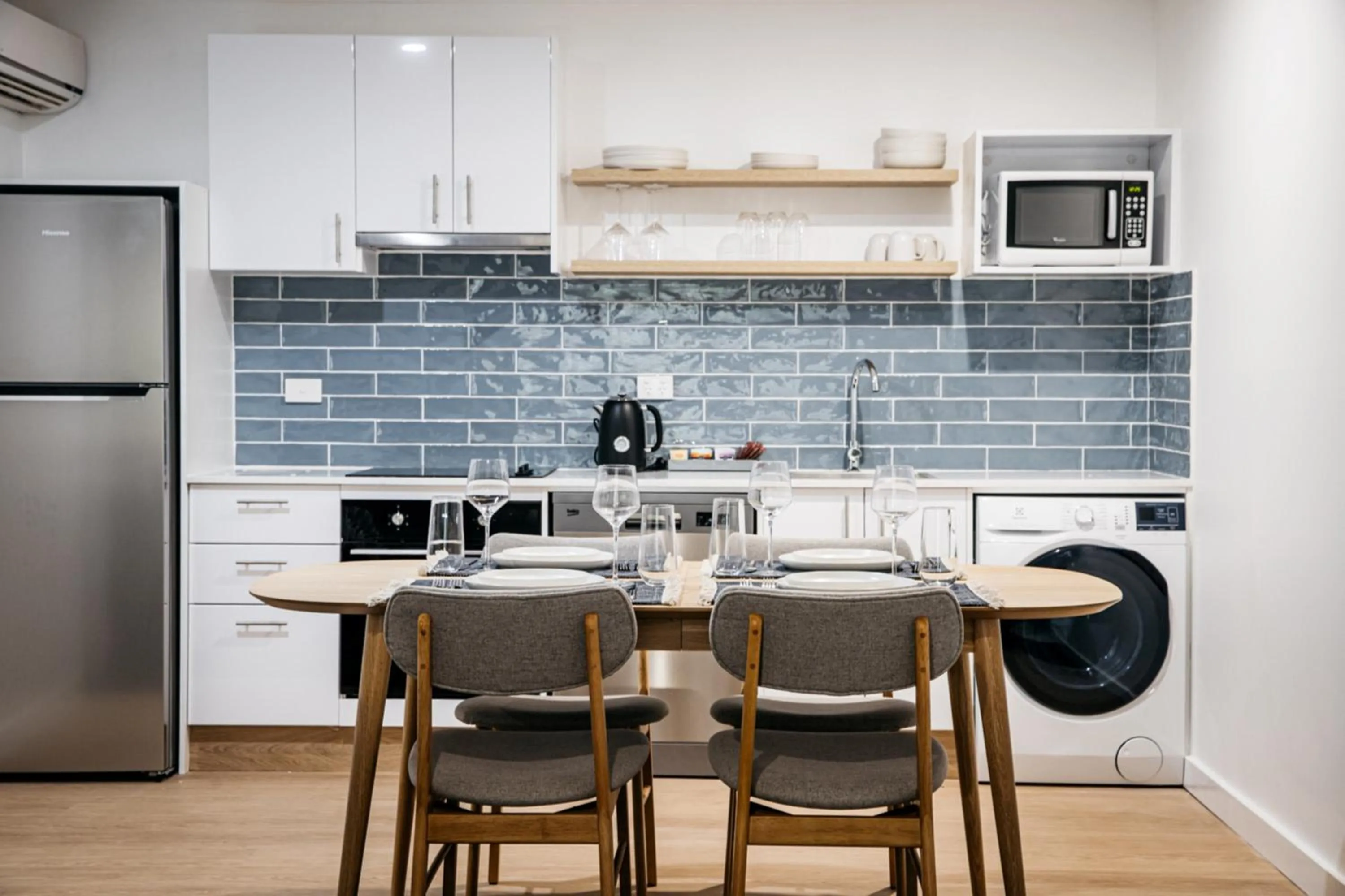 Kitchen or kitchenette in ibis Styles Canberra Eagle Hawk