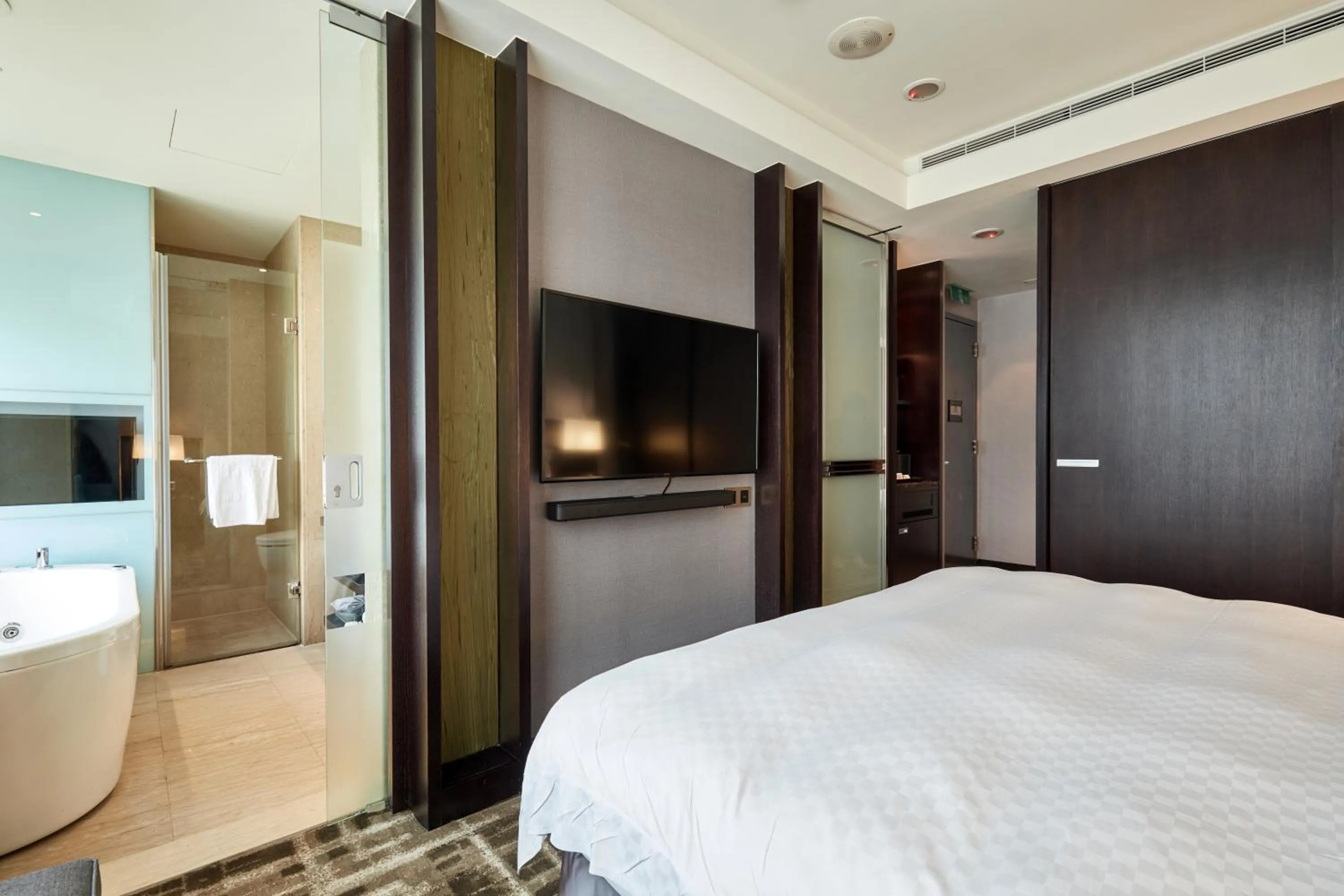 Bathroom, Bed in The Tango Hotel Taipei Nanshi