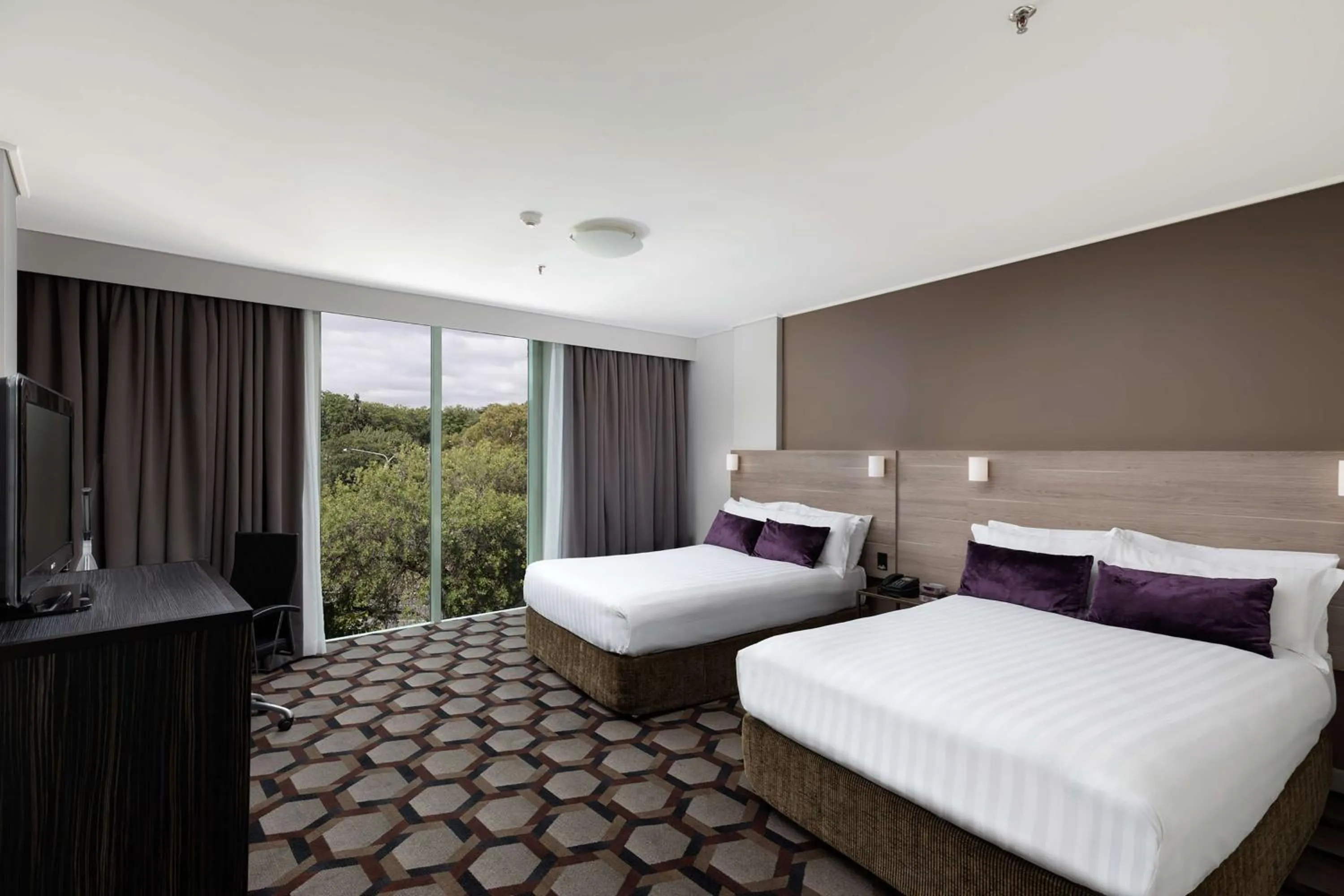 Photo of the whole room, Bed in Rydges Canberra